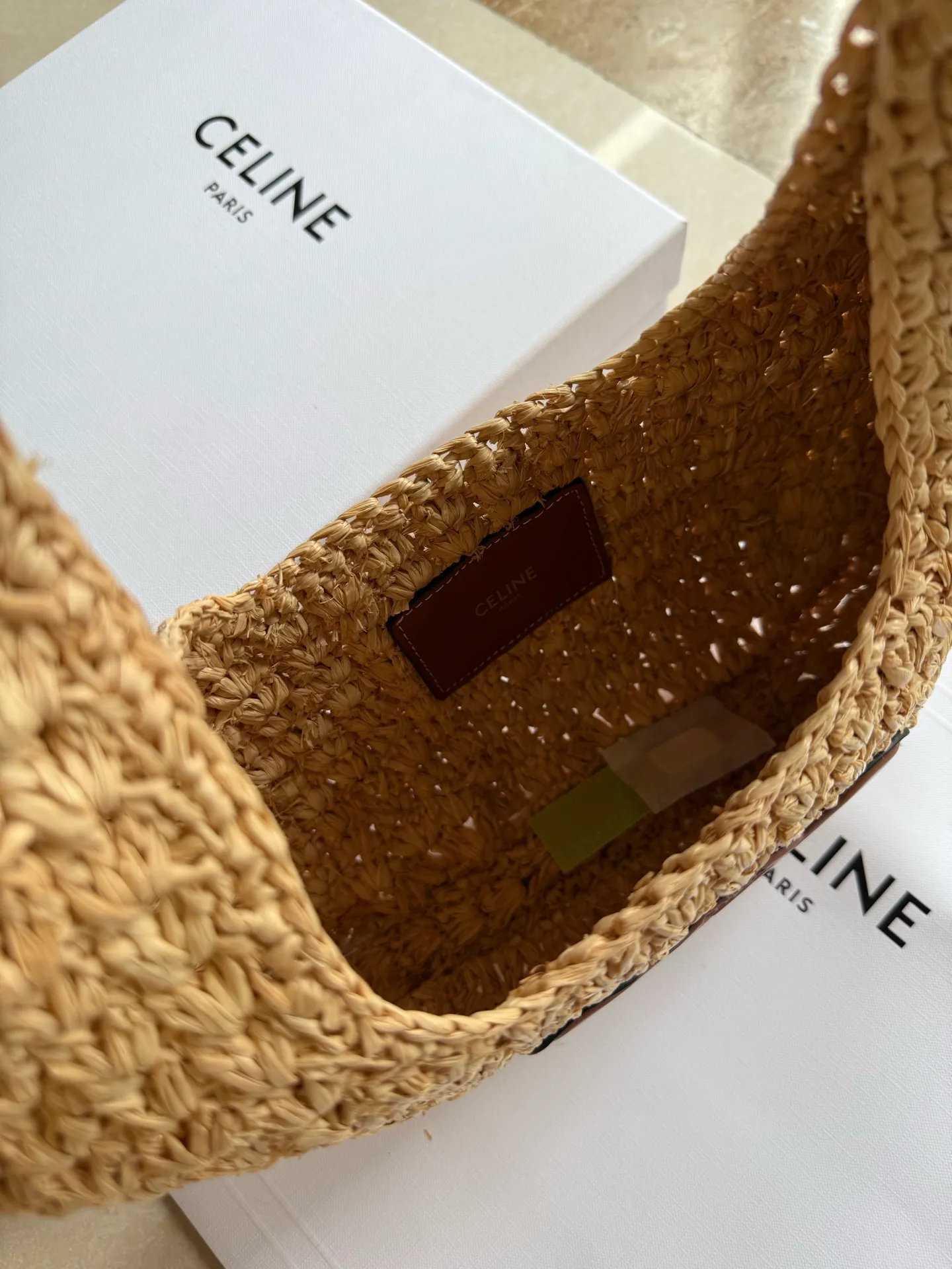 730. CELINE🆕 CLASSIC PANIER plant material and cow leather HOBO handbag. Midsummer belongs to straw bags🌴🌴🌴 Let’s be a Celine Girl 23ss this summer. This shoulder woven bag is amazing🤩 Pure hand-woven natural grass + three-dimensional Arc de Triomphe retro leather label. The size is just right and versatile with every look. A must-have for summer✨ Note: Hand-woven handbags, each piece is unique. Size and shape may vary slightly Vegetable material, cowhide leather binding, unlined Dimensions: 33 X 16 X 4 cm Reference number: 112772
