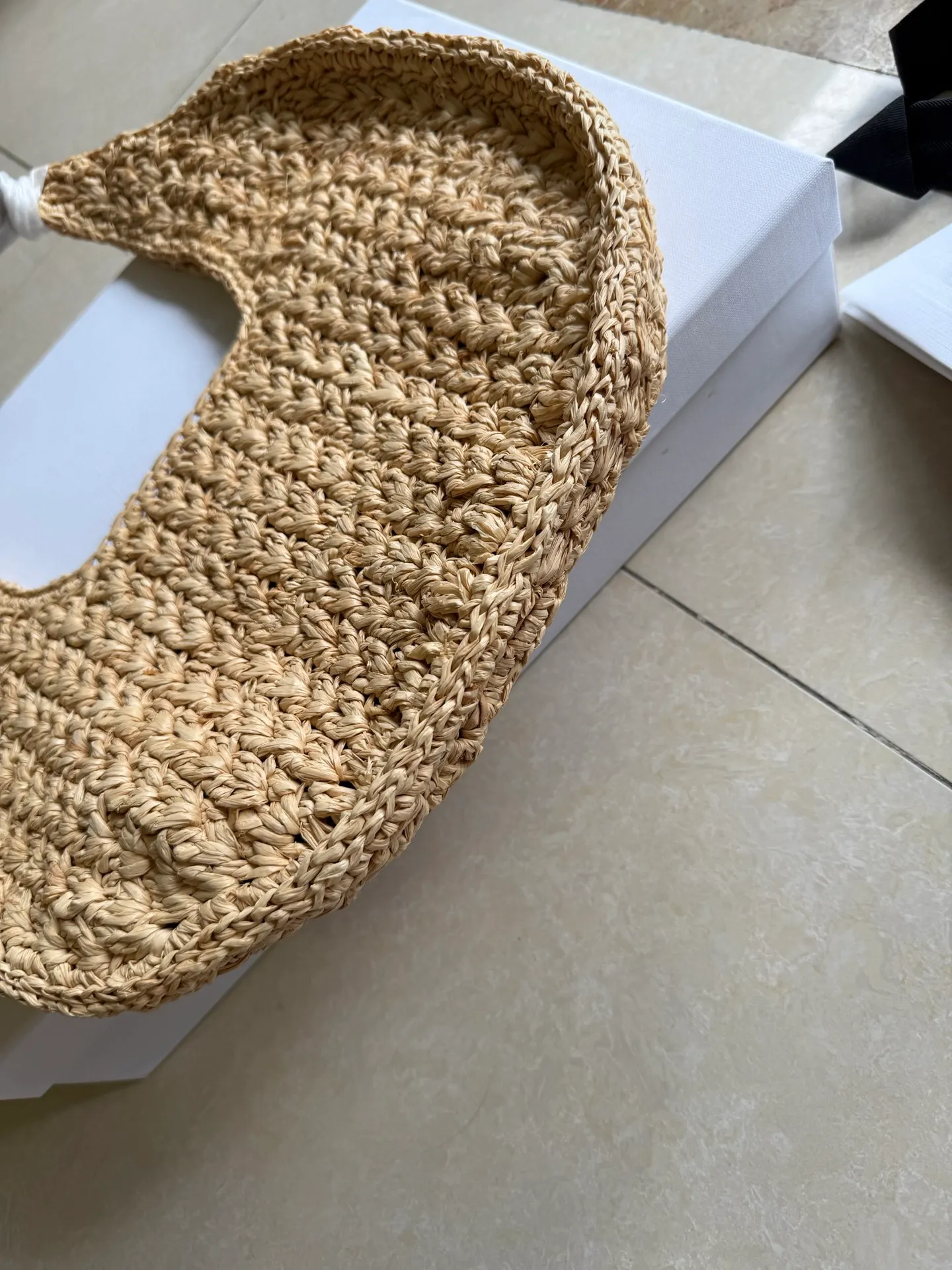 730. CELINE🆕 CLASSIC PANIER plant material and cow leather HOBO handbag. Midsummer belongs to straw bags🌴🌴🌴 Let’s be a Celine Girl 23ss this summer. This shoulder woven bag is amazing🤩 Pure hand-woven natural grass + three-dimensional Arc de Triomphe retro leather label. The size is just right and versatile with every look. A must-have for summer✨ Note: Hand-woven handbags, each piece is unique. Size and shape may vary slightly Vegetable material, cowhide leather binding, unlined Dimensions: 33 X 16 X 4 cm Reference number: 112772