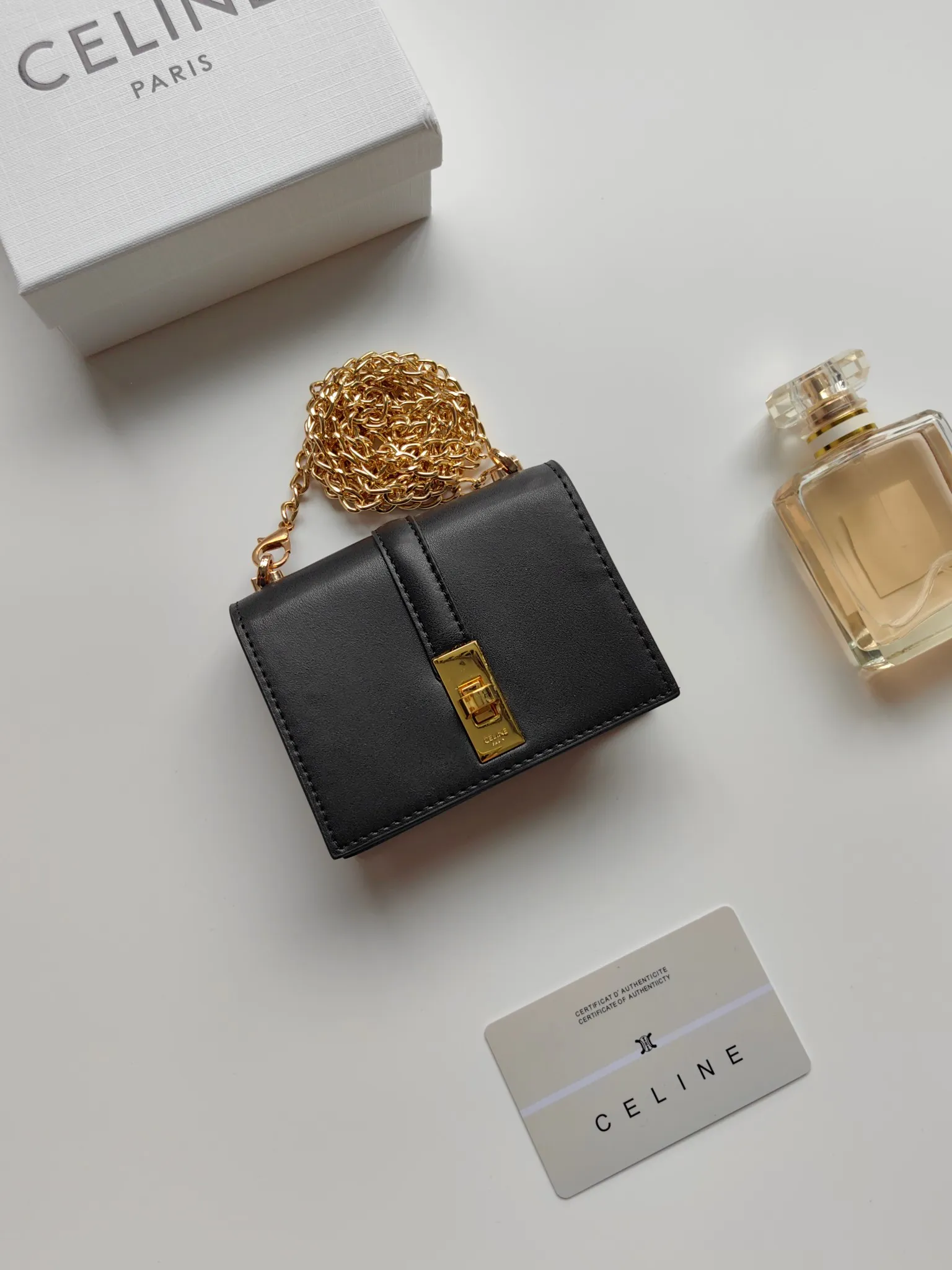 💰140 Celine's latest chain card holder, TRIOMPHE flip chain card holder, can be worn cross-body, classic pattern with plain microfiber interior, rotating lock closure, 1 thickened main compartment, 2 inner card slots. No.: 10M472 Size: 10.5x8.5x3 cm
