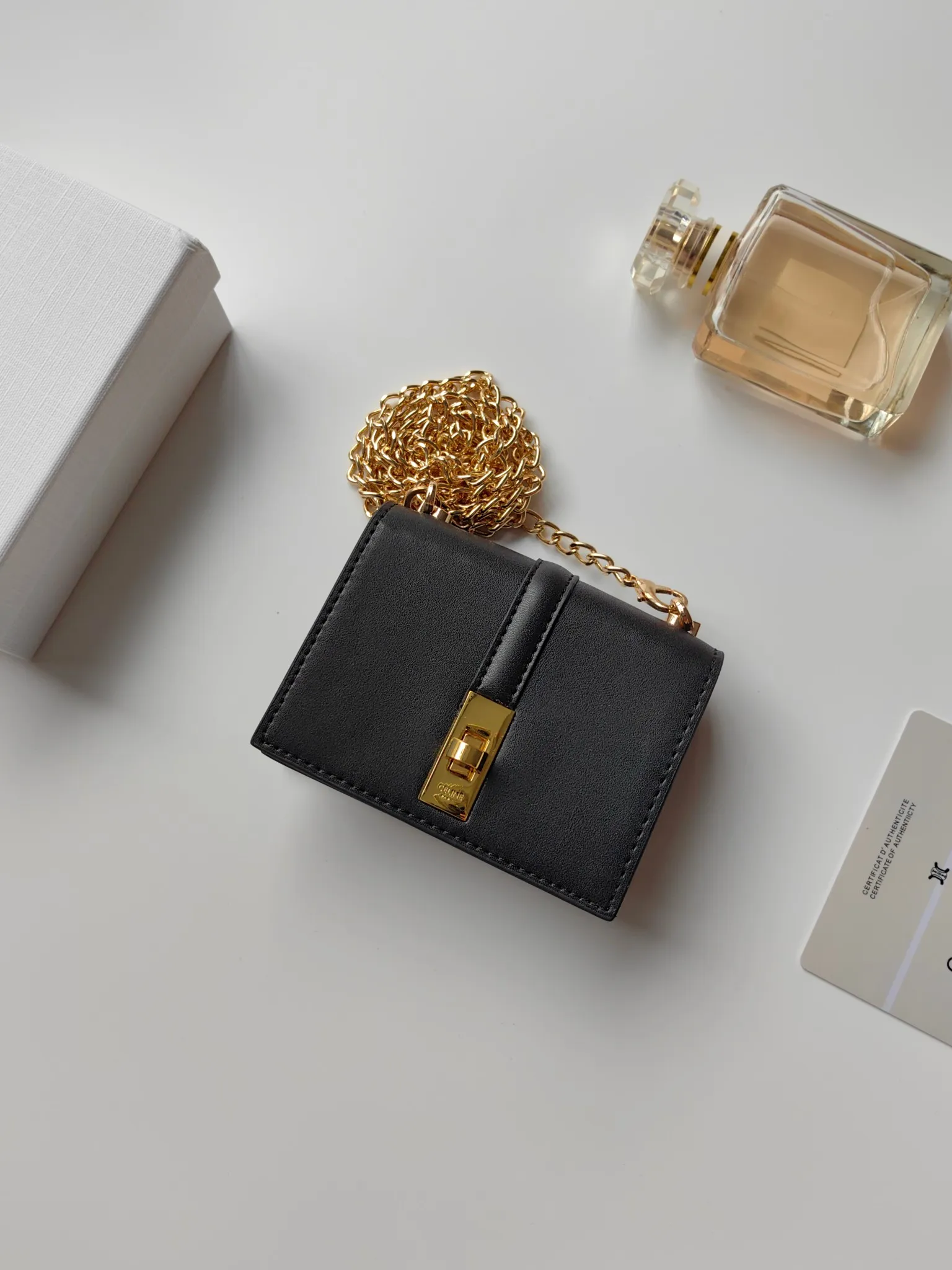 💰140 Celine's latest chain card holder, TRIOMPHE flip chain card holder, can be worn cross-body, classic pattern with plain microfiber interior, rotating lock closure, 1 thickened main compartment, 2 inner card slots. No.: 10M472 Size: 10.5x8.5x3 cm