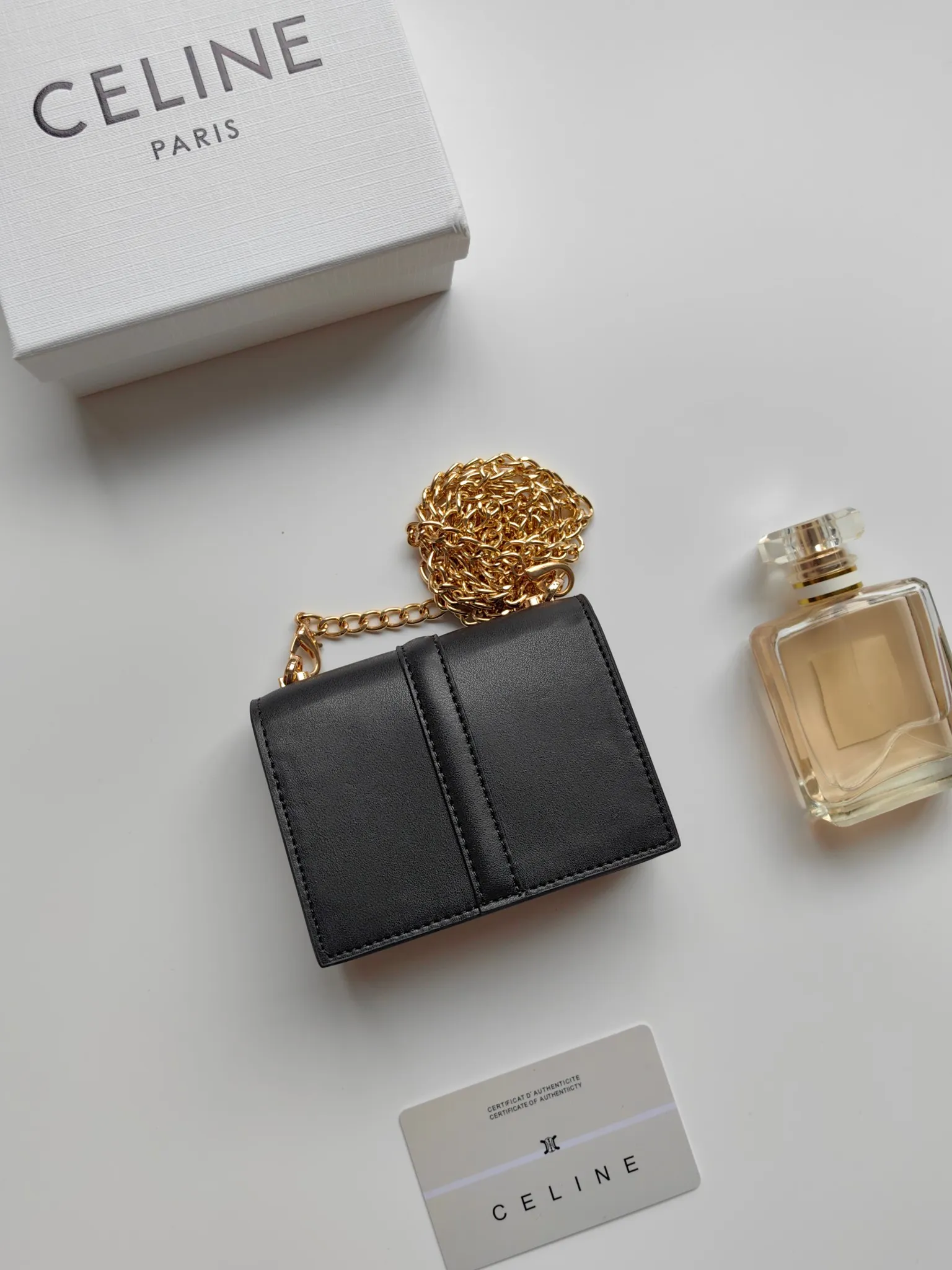 💰140 Celine's latest chain card holder, TRIOMPHE flip chain card holder, can be worn cross-body, classic pattern with plain microfiber interior, rotating lock closure, 1 thickened main compartment, 2 inner card slots. No.: 10M472 Size: 10.5x8.5x3 cm