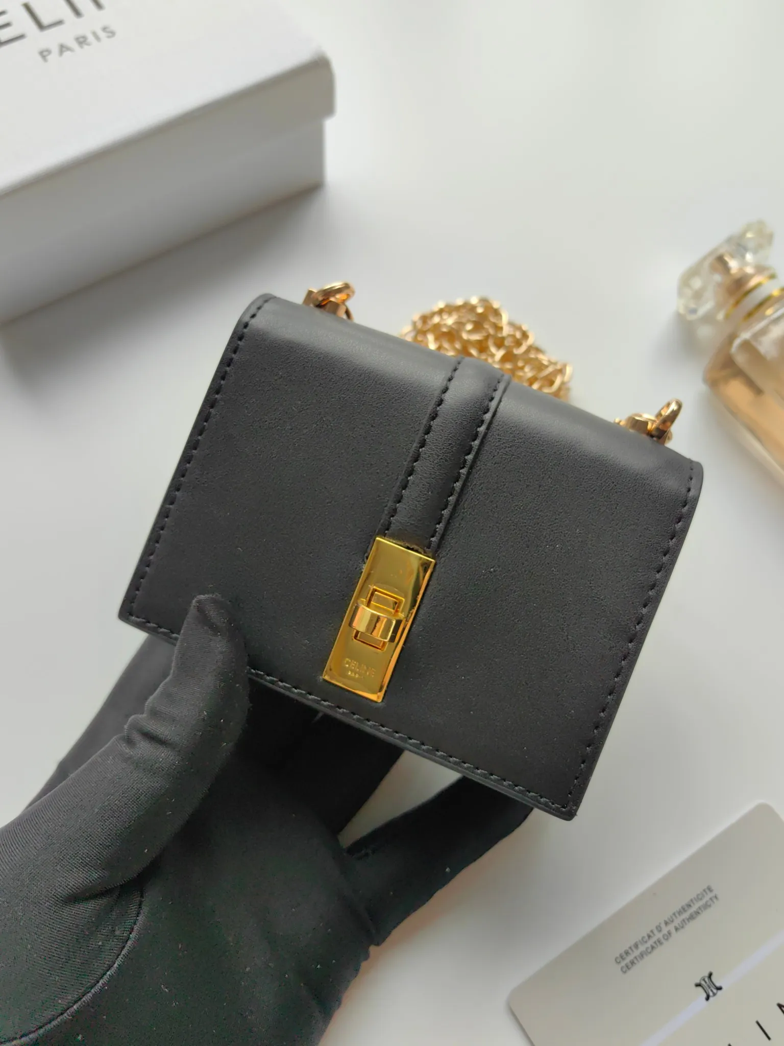 💰140 Celine's latest chain card holder, TRIOMPHE flip chain card holder, can be worn cross-body, classic pattern with plain microfiber interior, rotating lock closure, 1 thickened main compartment, 2 inner card slots. No.: 10M472 Size: 10.5x8.5x3 cm