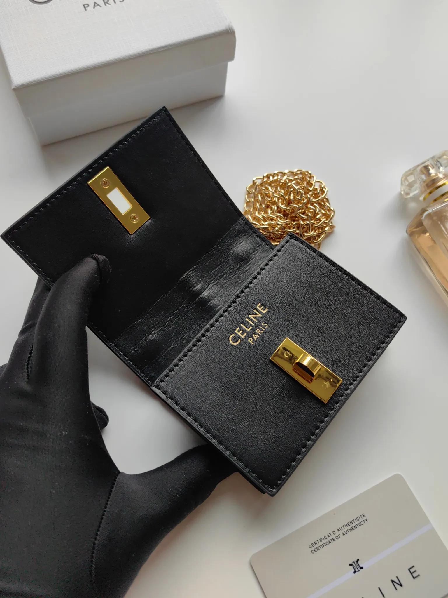 💰140 Celine's latest chain card holder, TRIOMPHE flip chain card holder, can be worn cross-body, classic pattern with plain microfiber interior, rotating lock closure, 1 thickened main compartment, 2 inner card slots. No.: 10M472 Size: 10.5x8.5x3 cm