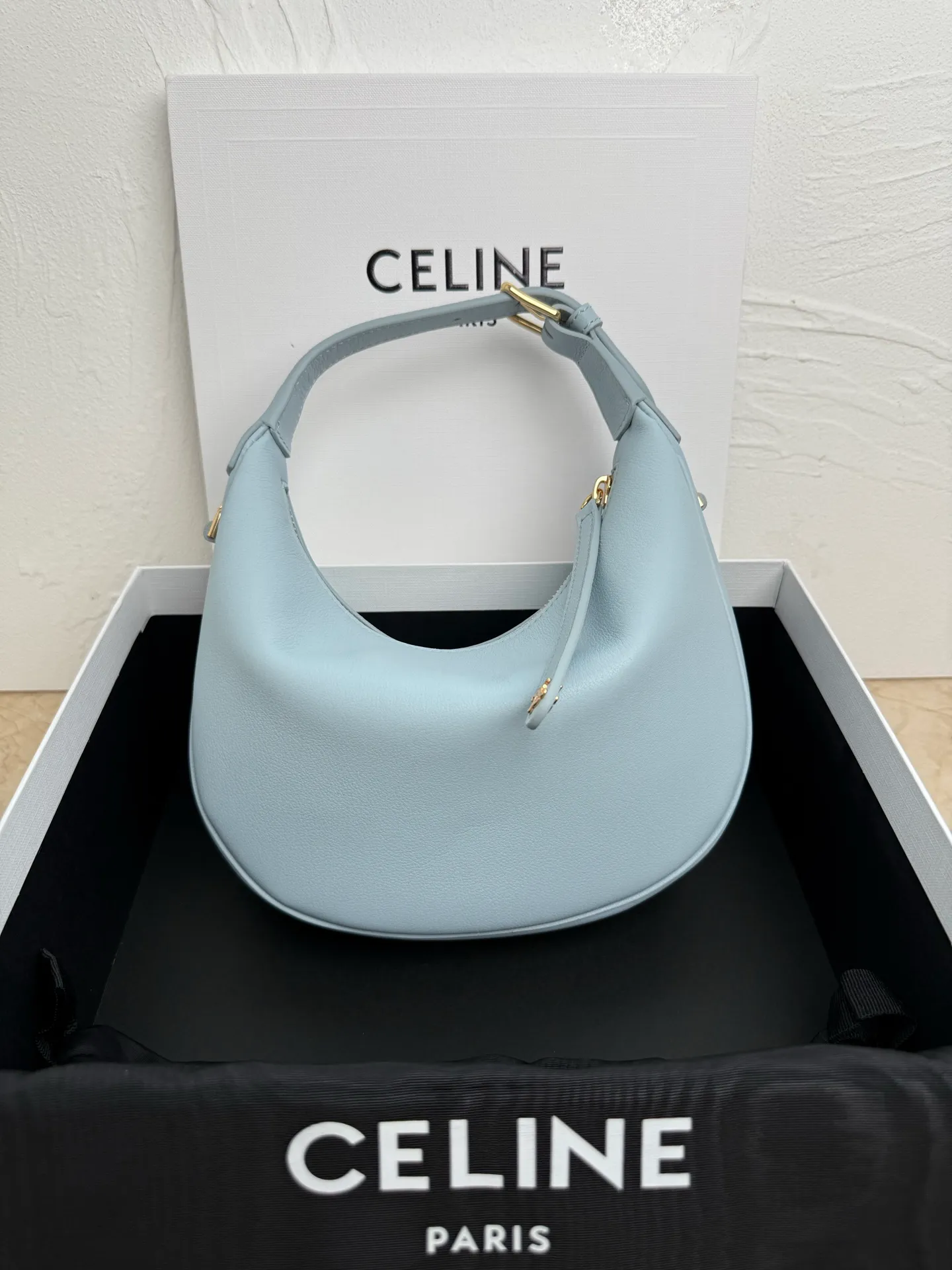 p1460 new product online 🅰️🅰️ CE new LuLu bag This time CE’s new LuLu bag is really stunning. I was struck by this crescent bag at first glance. It has a sense of high-end. The body of the bag is made of soft calfskin and feels like rua clouds. The hardware is all old and retro style. When paired with it, the temperament takes off. The most amazing thing is this bag shape! It can be salty, sweet, commuting, dating, cross-body, or one-shoulder. They are all very beautiful, and the capacity is completely sufficient for daily use. Paired with a coat, it looks like a lady, and paired with a sweater, it is very casual and casual. It is really versatile! ♻️ Style number: 119599 Color: White Size: 22x15x5cm