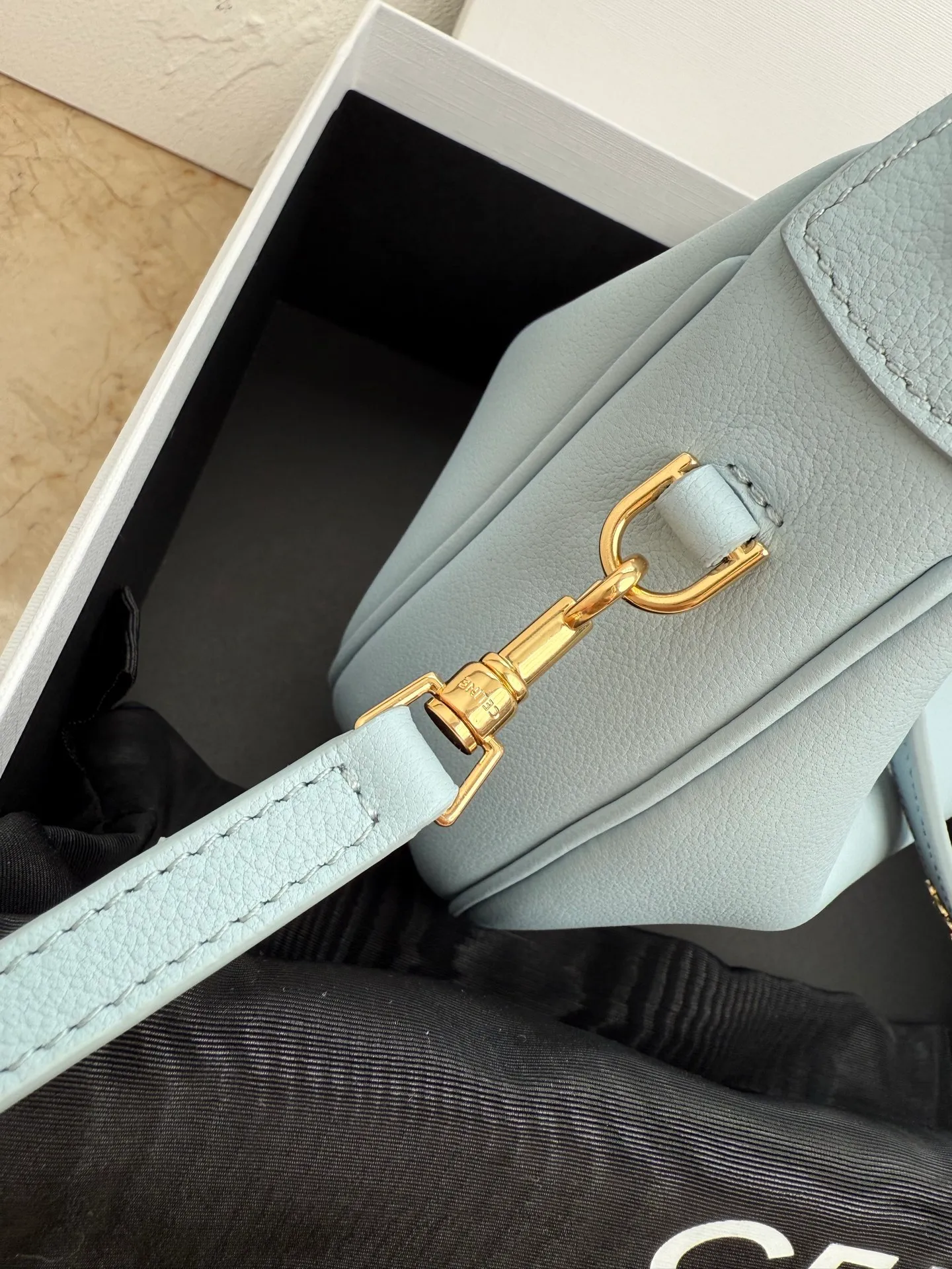 p1460 new product online 🅰️🅰️ CE new LuLu bag This time CE’s new LuLu bag is really stunning. I was struck by this crescent bag at first glance. It has a sense of high-end. The body of the bag is made of soft calfskin and feels like rua clouds. The hardware is all old and retro style. When paired with it, the temperament takes off. The most amazing thing is this bag shape! It can be salty, sweet, commuting, dating, cross-body, or one-shoulder. They are all very beautiful, and the capacity is completely sufficient for daily use. Paired with a coat, it looks like a lady, and paired with a sweater, it is very casual and casual. It is really versatile! ♻️ Style number: 119599 Color: White Size: 22x15x5cm