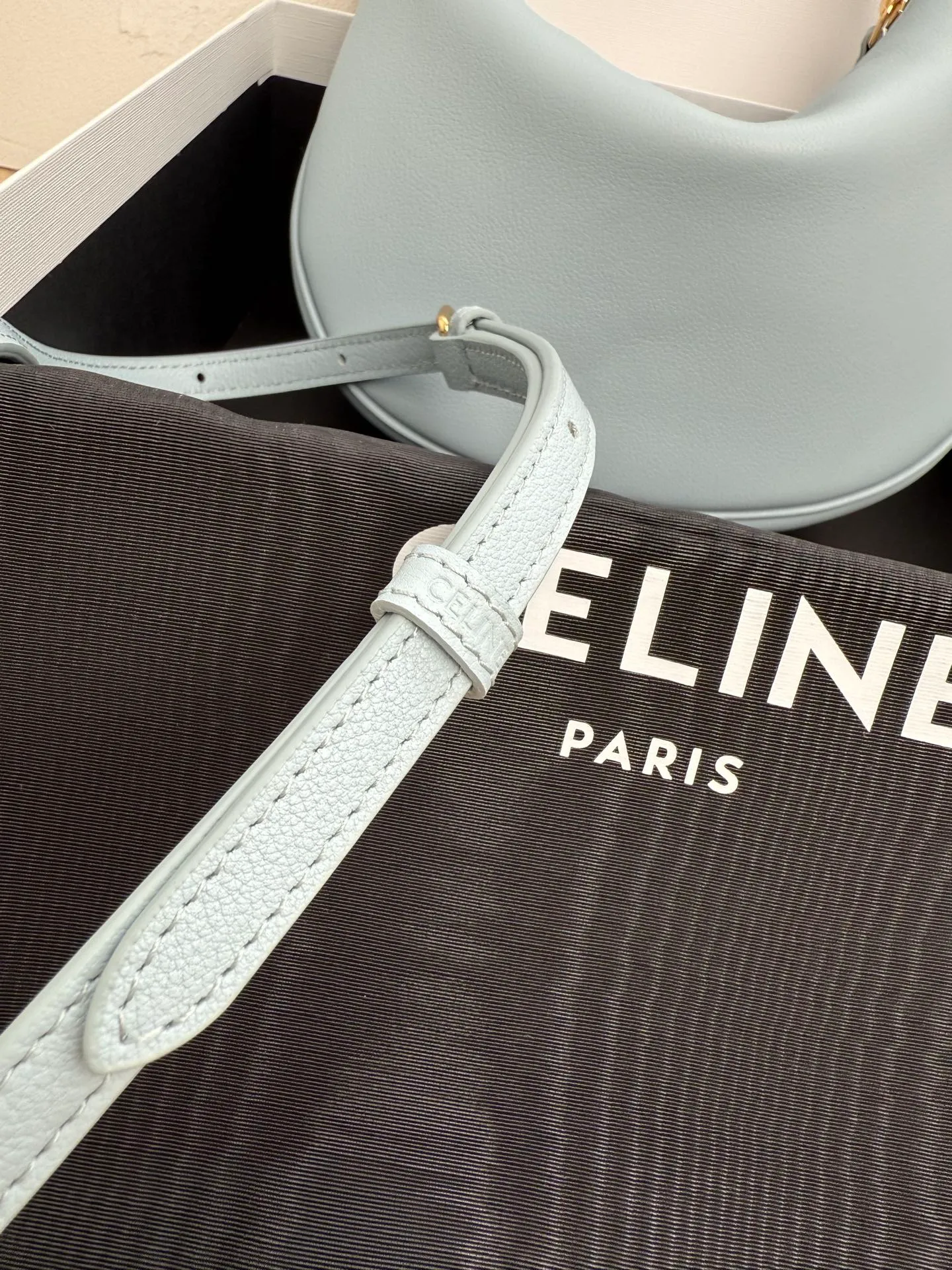 p1460 new product online 🅰️🅰️ CE new LuLu bag This time CE’s new LuLu bag is really stunning. I was struck by this crescent bag at first glance. It has a sense of high-end. The body of the bag is made of soft calfskin and feels like rua clouds. The hardware is all old and retro style. When paired with it, the temperament takes off. The most amazing thing is this bag shape! It can be salty, sweet, commuting, dating, cross-body, or one-shoulder. They are all very beautiful, and the capacity is completely sufficient for daily use. Paired with a coat, it looks like a lady, and paired with a sweater, it is very casual and casual. It is really versatile! ♻️ Style number: 119599 Color: White Size: 22x15x5cm