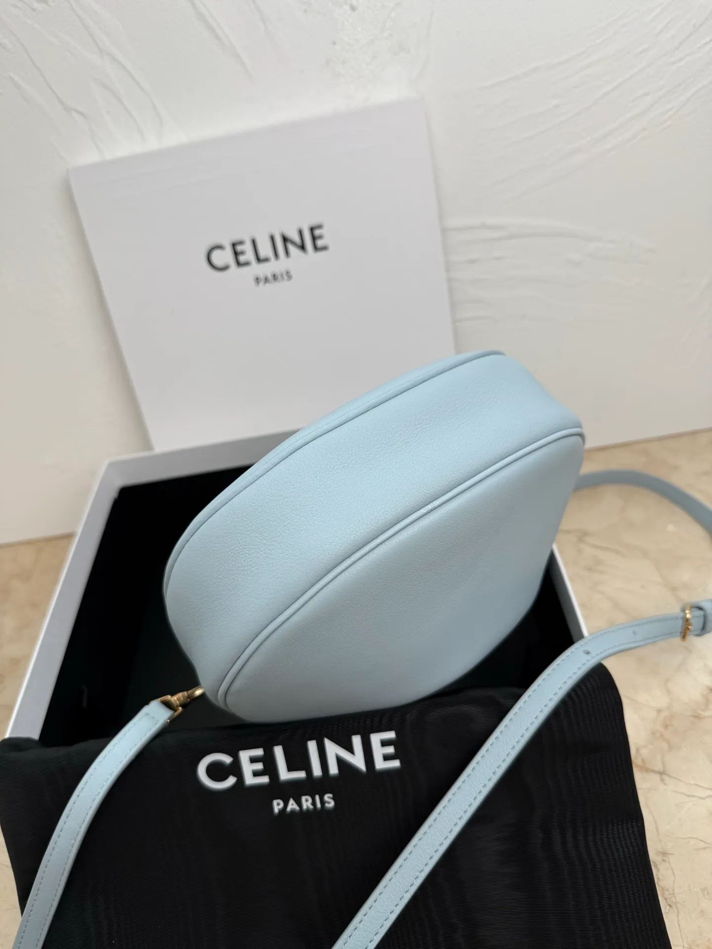 p1460 new product online 🅰️🅰️ CE new LuLu bag This time CE’s new LuLu bag is really stunning. I was struck by this crescent bag at first glance. It has a sense of high-end. The body of the bag is made of soft calfskin and feels like rua clouds. The hardware is all old and retro style. When paired with it, the temperament takes off. The most amazing thing is this bag shape! It can be salty, sweet, commuting, dating, cross-body, or one-shoulder. They are all very beautiful, and the capacity is completely sufficient for daily use. Paired with a coat, it looks like a lady, and paired with a sweater, it is very casual and casual. It is really versatile! ♻️ Style number: 119599 Color: White Size: 22x15x5cm