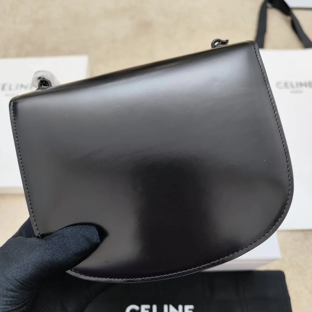 TEEN BESACE TRIOMPHE chain glossy cow leather handbag. The new Arc de Triomphe saddle bag teen besace is different from the previous square bag shape. The curved hem adds a touch of softness. It is also a little playful and cute, and the capacity is very large. It can fit even pro and max. It is versatile and looks great with skirts and formal wear! ! Cow leather, sheepskin lining, full steel metal, TRIOMPHE logo closure, 3 inner compartments, inner zip pocket and flat pocket Model: 110413A Size: 19 *15 *6🌺🌺🌺