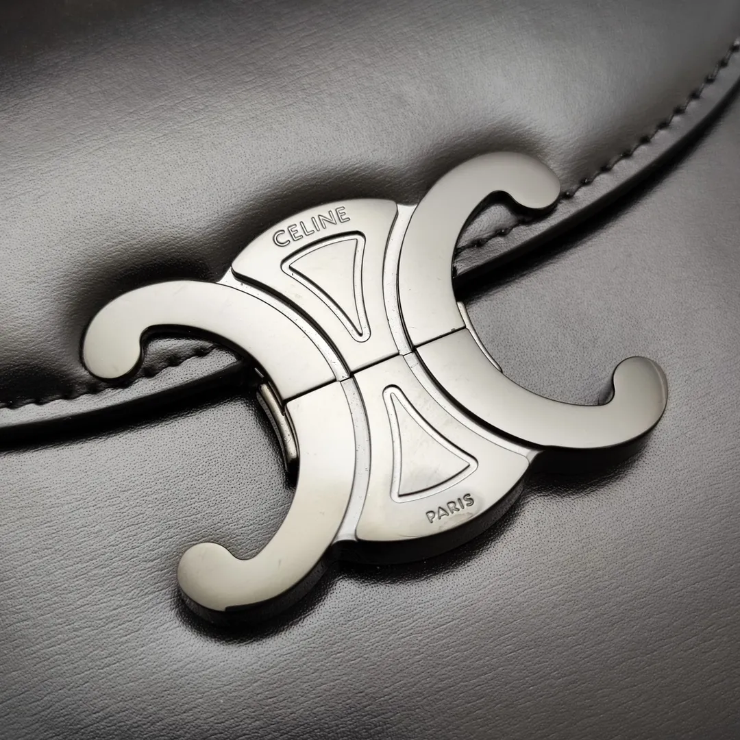 TEEN BESACE TRIOMPHE chain glossy cow leather handbag. The new Arc de Triomphe saddle bag teen besace is different from the previous square bag shape. The curved hem adds a touch of softness. It is also a little playful and cute, and the capacity is very large. It can fit even pro and max. It is versatile and looks great with skirts and formal wear! ! Cow leather, sheepskin lining, full steel metal, TRIOMPHE logo closure, 3 inner compartments, inner zip pocket and flat pocket Model: 110413A Size: 19 *15 *6🌺🌺🌺