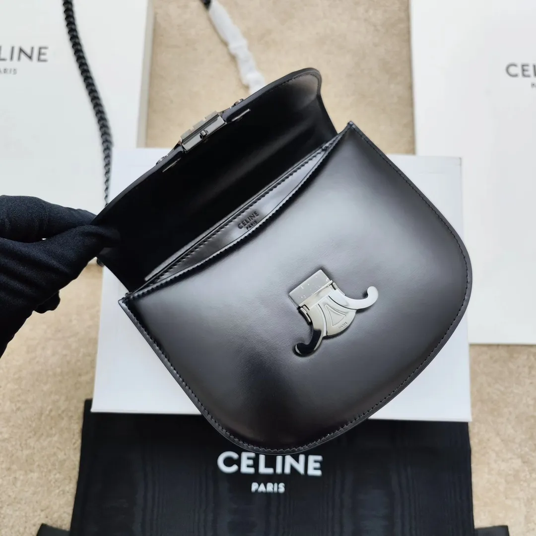 TEEN BESACE TRIOMPHE chain glossy cow leather handbag. The new Arc de Triomphe saddle bag teen besace is different from the previous square bag shape. The curved hem adds a touch of softness. It is also a little playful and cute, and the capacity is very large. It can fit even pro and max. It is versatile and looks great with skirts and formal wear! ! Cow leather, sheepskin lining, full steel metal, TRIOMPHE logo closure, 3 inner compartments, inner zip pocket and flat pocket Model: 110413A Size: 19 *15 *6🌺🌺🌺
