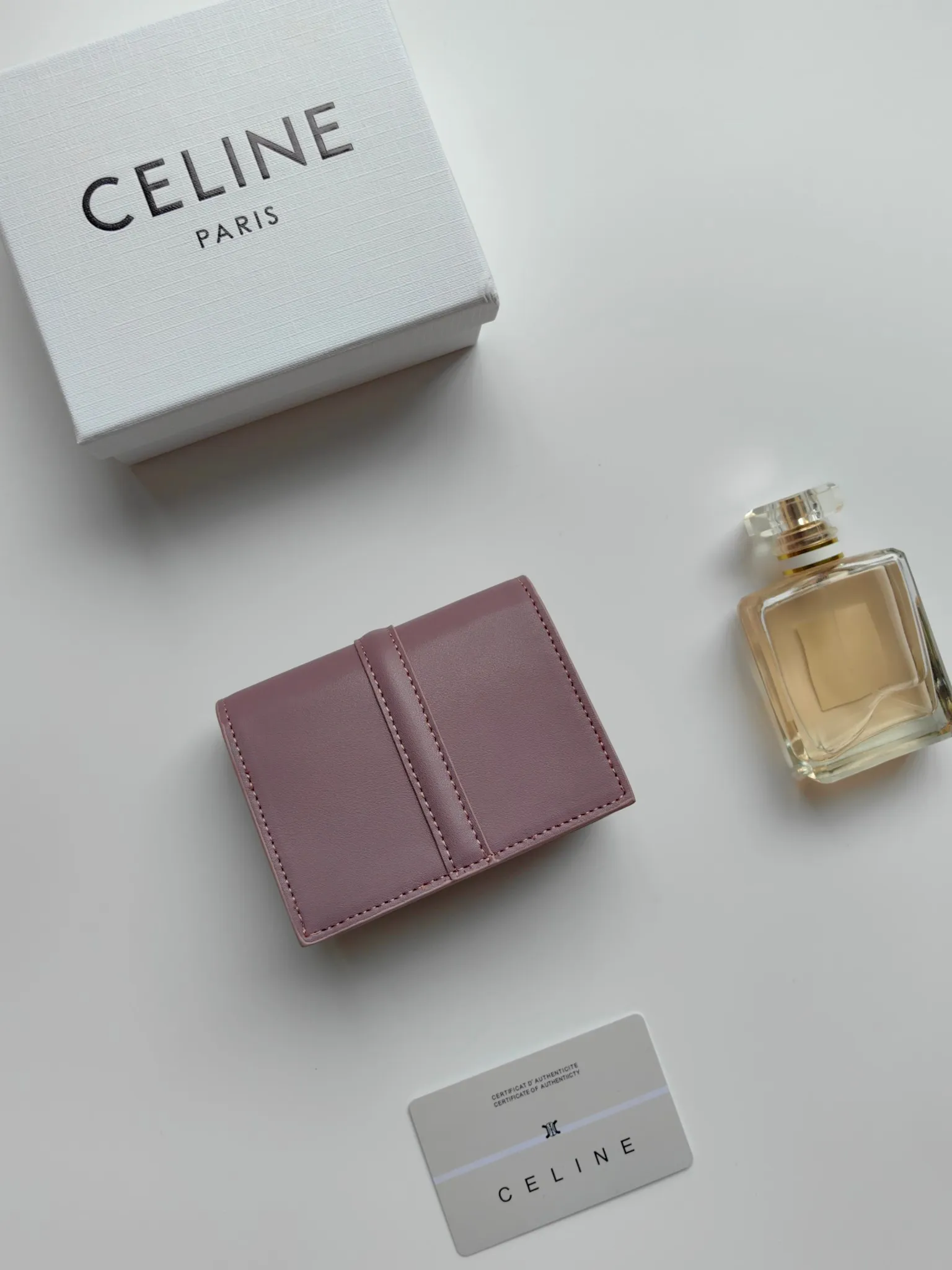 💰130, Celine's new card holder, TRIOMPHE flip card holder, classic pattern with plain microfiber inside, rotating lock closure, 1 thickened main compartment, 2 inner card slots. No.: 10M473 Size: 10.5x8.5x3 cm