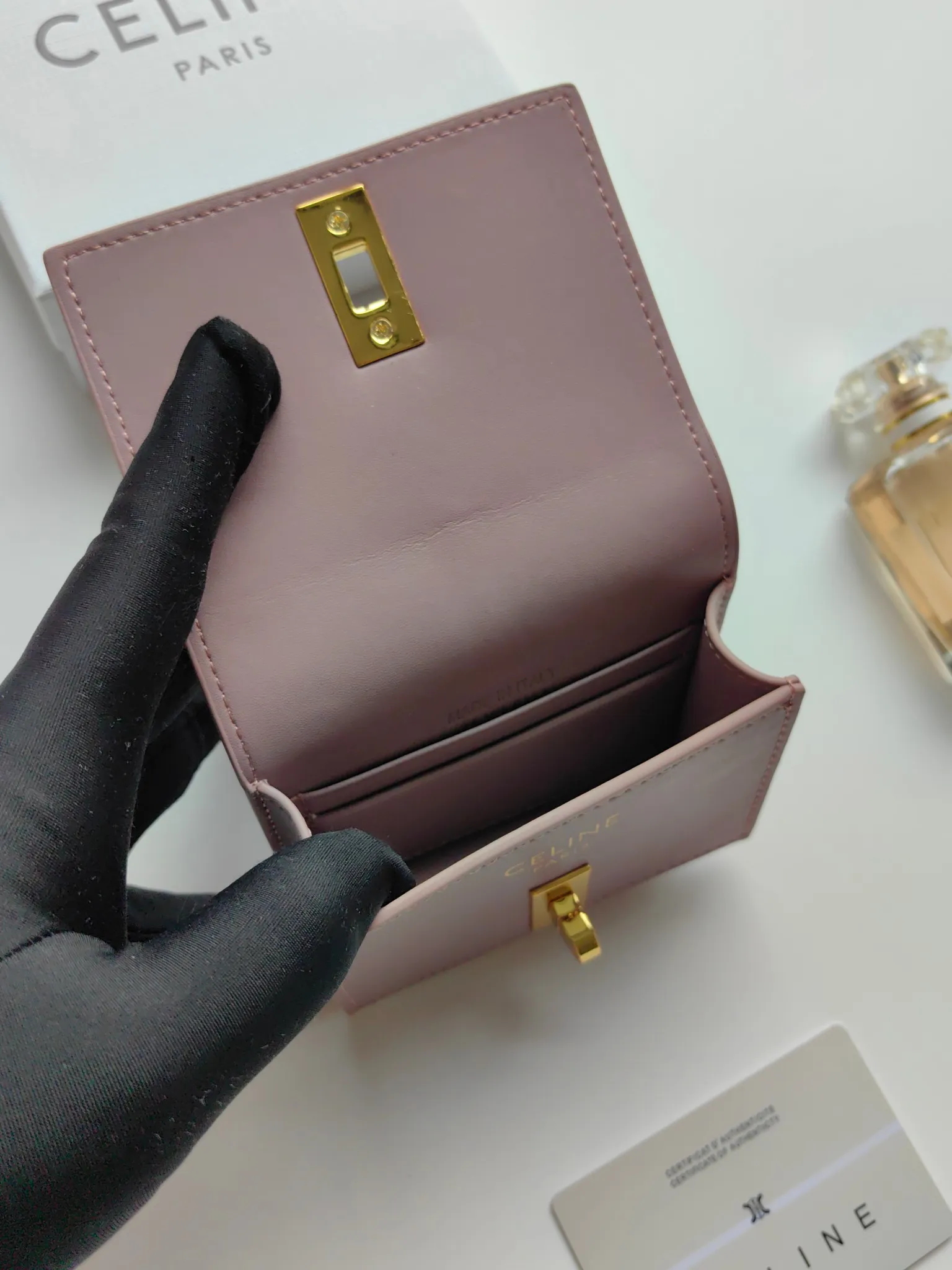 💰130, Celine's new card holder, TRIOMPHE flip card holder, classic pattern with plain microfiber inside, rotating lock closure, 1 thickened main compartment, 2 inner card slots. No.: 10M473 Size: 10.5x8.5x3 cm