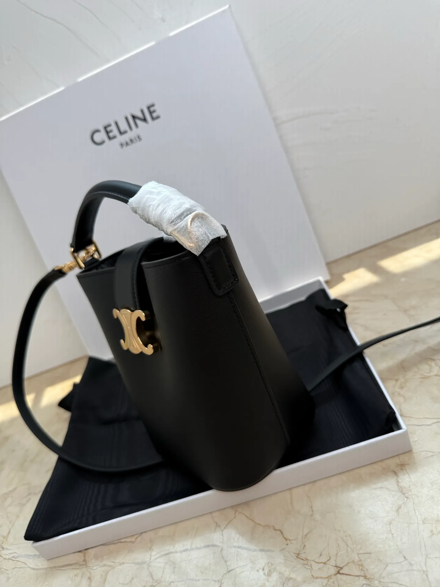 p1400 mini handbag, this model can hold larger smartphone models such as PLUS 5 X 6 X 4 inches (13.5 1 detachable and adjustable shoulder strap, minimum length 17 inches (44 cm), maximum length 23 inches (59 cm) Number: 10N473GHJ.38NO