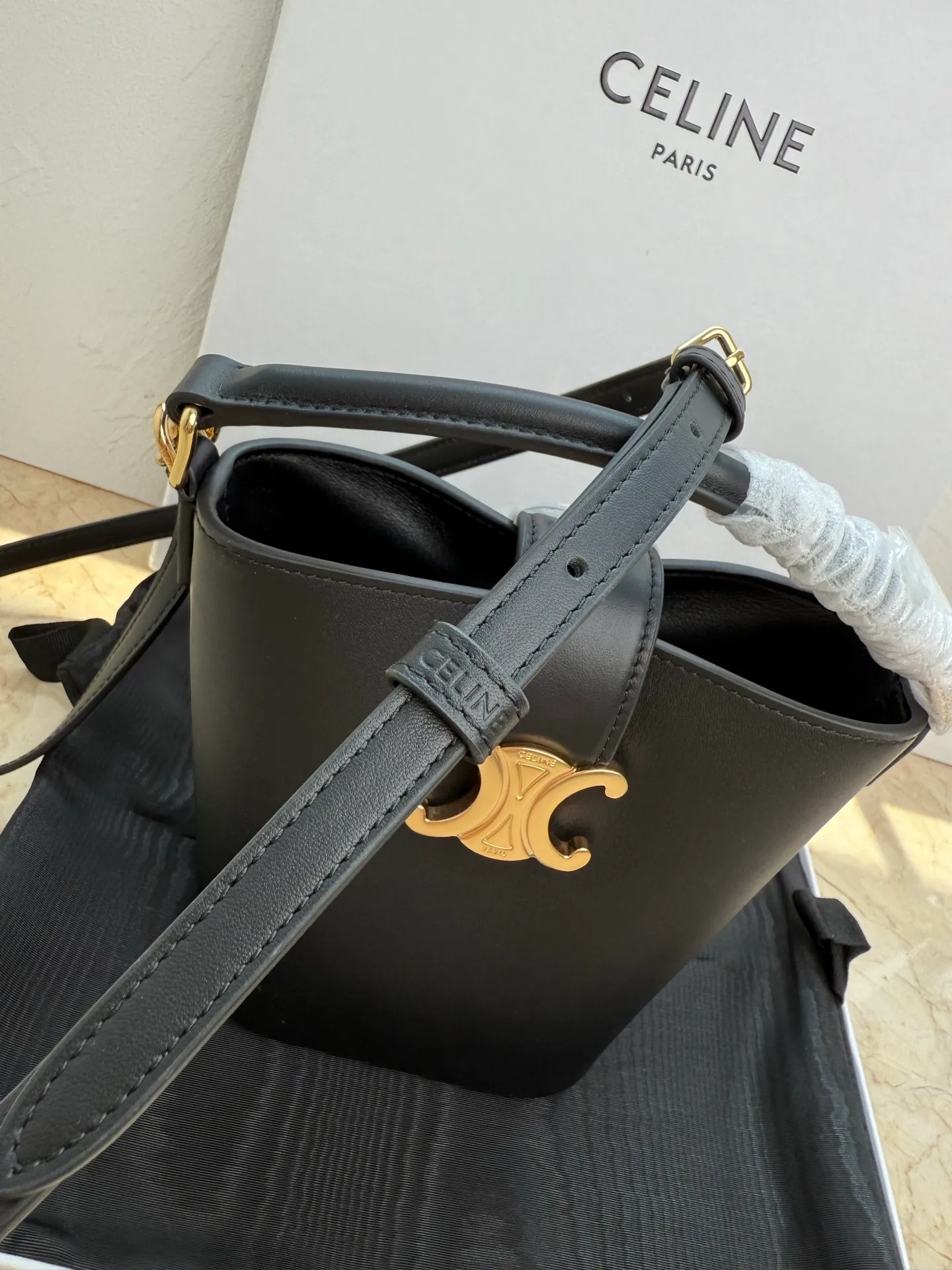 p1400 mini handbag, this model can hold larger smartphone models such as PLUS 5 X 6 X 4 inches (13.5 1 detachable and adjustable shoulder strap, minimum length 17 inches (44 cm), maximum length 23 inches (59 cm) Number: 10N473GHJ.38NO