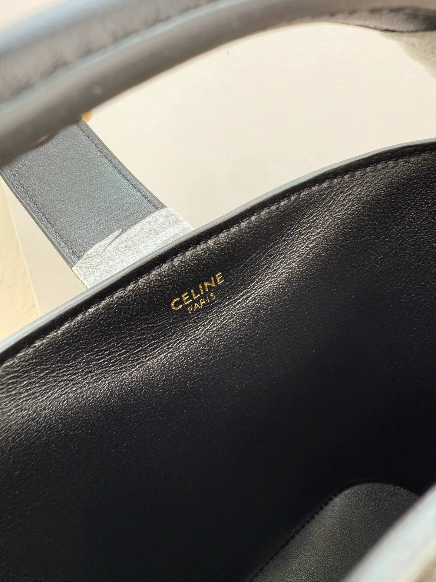 p1400 mini handbag, this model can hold larger smartphone models such as PLUS 5 X 6 X 4 inches (13.5 1 detachable and adjustable shoulder strap, minimum length 17 inches (44 cm), maximum length 23 inches (59 cm) Number: 10N473GHJ.38NO