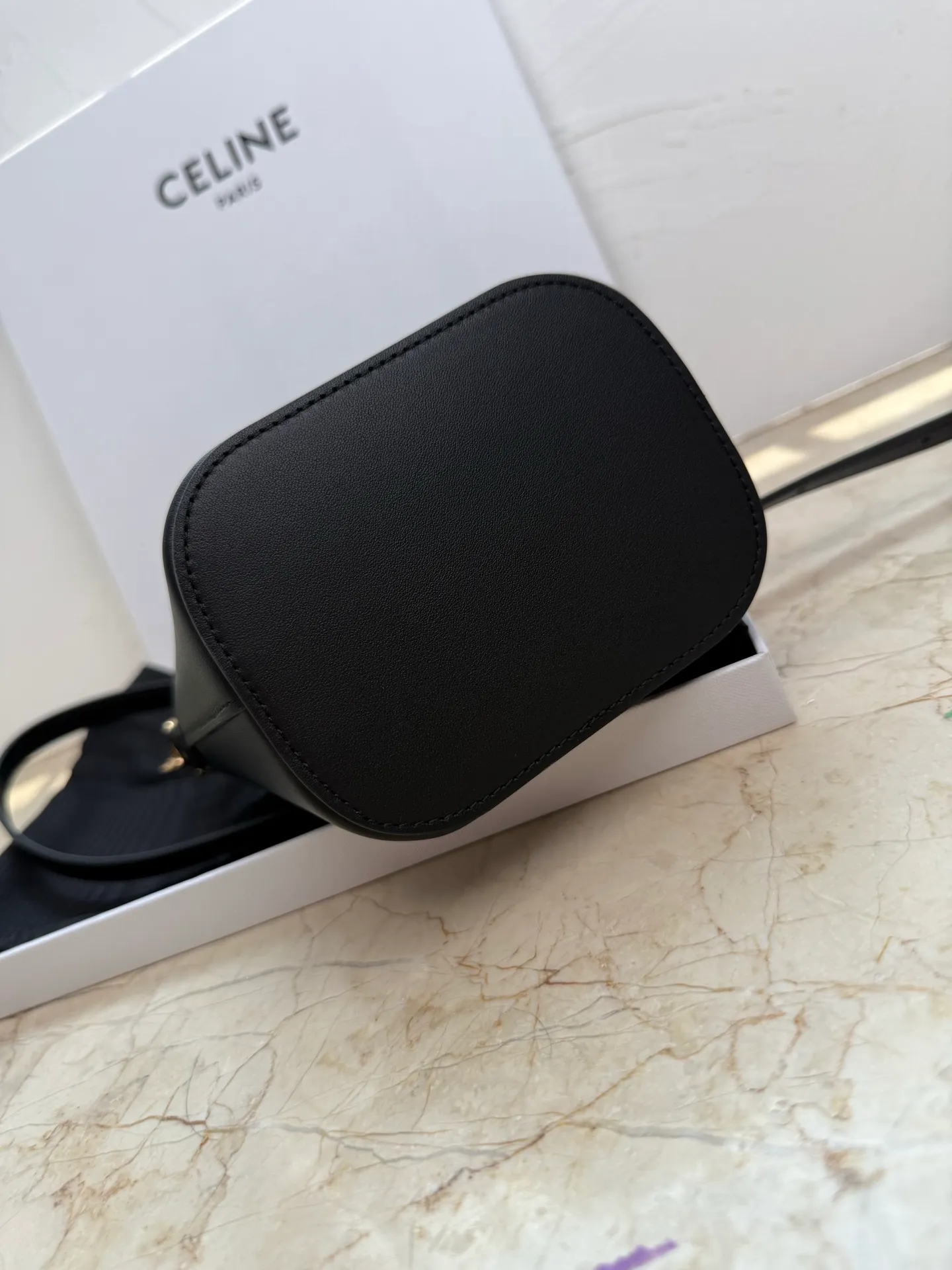 p1400 mini handbag, this model can hold larger smartphone models such as PLUS 5 X 6 X 4 inches (13.5 1 detachable and adjustable shoulder strap, minimum length 17 inches (44 cm), maximum length 23 inches (59 cm) Number: 10N473GHJ.38NO