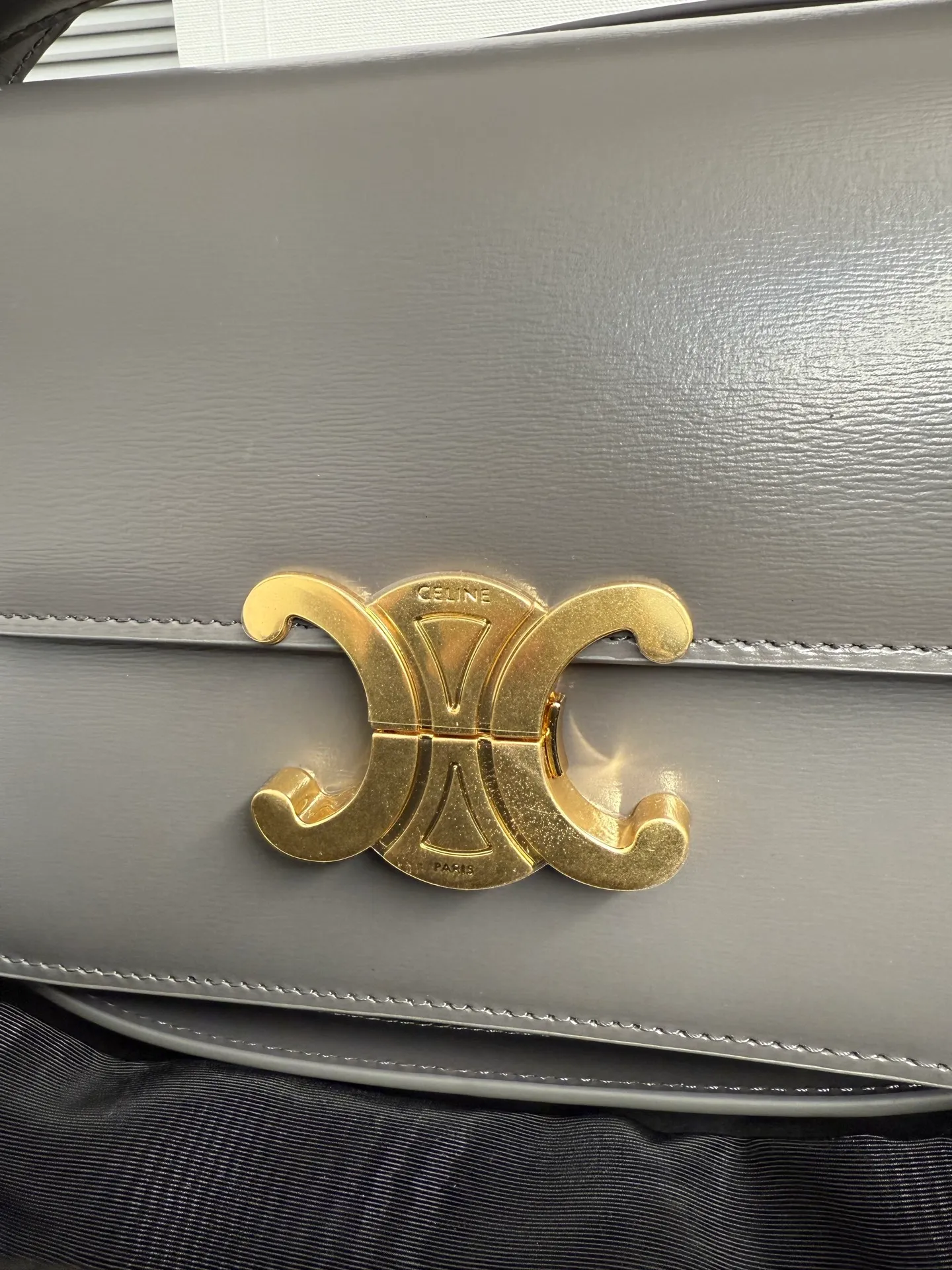 p1560. TEEN TRIOMPHE calfskin handbag This small TRIOMPHE handbag in satin calfskin comes with an adjustable leather shoulder strap and TRIOMPHE exclusive buckle TRIOMPHE brass lock interior zip pocket and interior flat pocket Adjustable leather shoulder strap Length 17 inches (42 cm) 7 X 6 X 2 inches (18.5 X 14 X 6 cm) No.: 188423