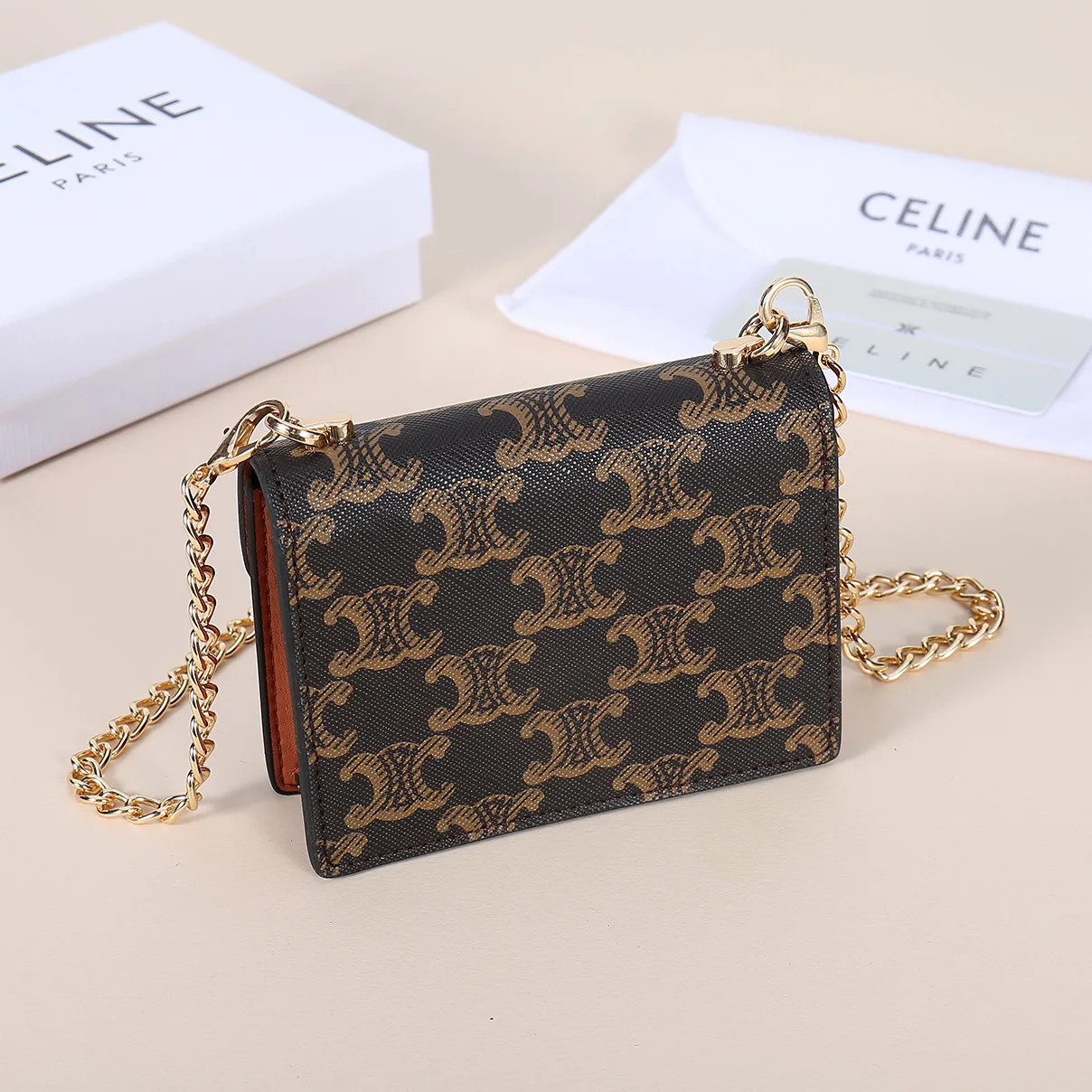 💰170, Celine's new chain TRIOMPHE business card bag, can be worn cross-body, classic pattern large surface with plain microfiber, gold finish TRIOMPHE metal snap closure, 1 thickened main compartment, 3 inner card slots. No.: 10N062 Size: 10.5x8.5x3 cm