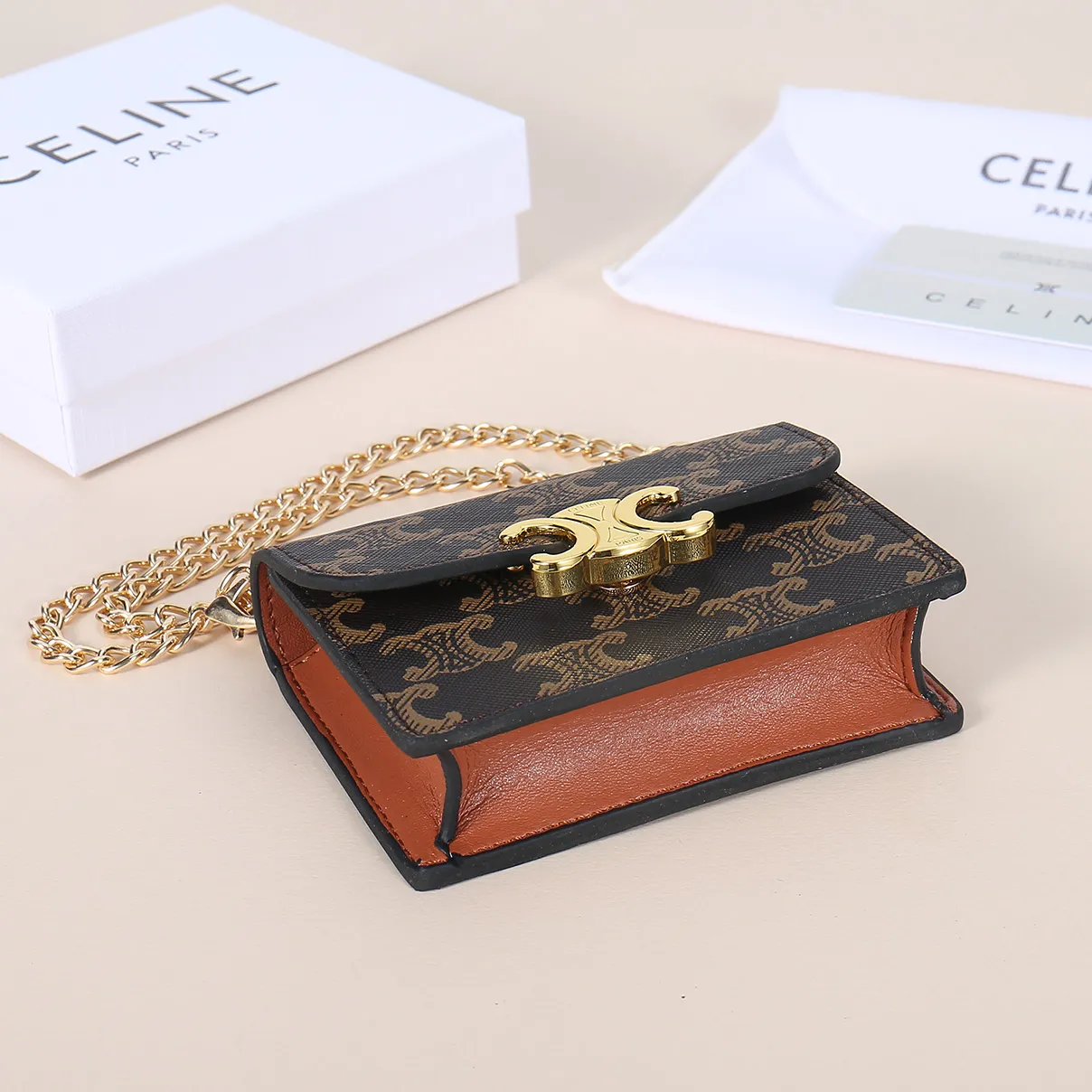 💰170, Celine's new chain TRIOMPHE business card bag, can be worn cross-body, classic pattern large surface with plain microfiber, gold finish TRIOMPHE metal snap closure, 1 thickened main compartment, 3 inner card slots. No.: 10N062 Size: 10.5x8.5x3 cm