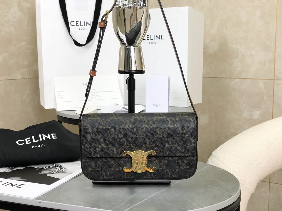 💰 1320 Top products in the market 𝗖𝗘𝗟𝗜𝗡𝗘 | 𝗧𝗿𝗶𝗼𝗺𝗽𝗵𝗲 𝗦𝗵𝗼𝘂𝗹𝗱𝗲𝗿 𝗕𝗮𝗴 Arc de Triomphe Armpit Bag〰️ 𝑐𝑒𝑙　𝑛𝑒’s classic presbyopia has never lost! This year I was hit by this old lady from the Arc de Triomphe again🔥. She debuted at No. 𝗖 and became the new favorite. She killed all her predecessors in an instant. I can’t wait to carry it every day! Full of high-end street style, it must be 𝗰𝗲𝗹𝗶𝗻𝗲 for girls❥ The short version raises the waistline and instantly enhances the temperament. It is very light and has enough capacity to hold essential supplies🌬 𝑠　𝑧𝑒: 𝟮𝟬*𝟭𝟬*𝟰𝒄𝒎 Model: 194142 / Presbyopic model
