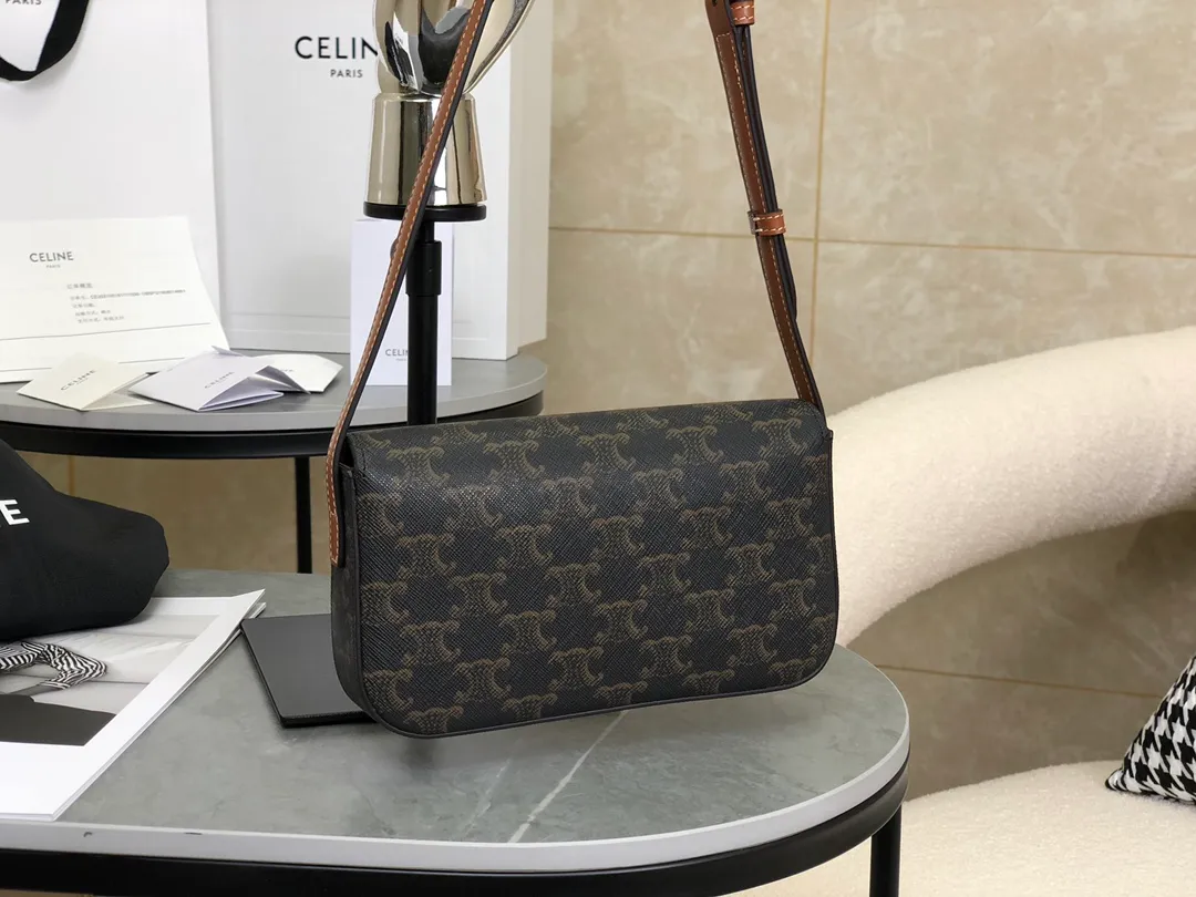 💰 1320 Top products in the market 𝗖𝗘𝗟𝗜𝗡𝗘 | 𝗧𝗿𝗶𝗼𝗺𝗽𝗵𝗲 𝗦𝗵𝗼𝘂𝗹𝗱𝗲𝗿 𝗕𝗮𝗴 Arc de Triomphe Armpit Bag〰️ 𝑐𝑒𝑙　𝑛𝑒’s classic presbyopia has never lost! This year I was hit by this old lady from the Arc de Triomphe again🔥. She debuted at No. 𝗖 and became the new favorite. She killed all her predecessors in an instant. I can’t wait to carry it every day! Full of high-end street style, it must be 𝗰𝗲𝗹𝗶𝗻𝗲 for girls❥ The short version raises the waistline and instantly enhances the temperament. It is very light and has enough capacity to hold essential supplies🌬 𝑠　𝑧𝑒: 𝟮𝟬*𝟭𝟬*𝟰𝒄𝒎 Model: 194142 / Presbyopic model