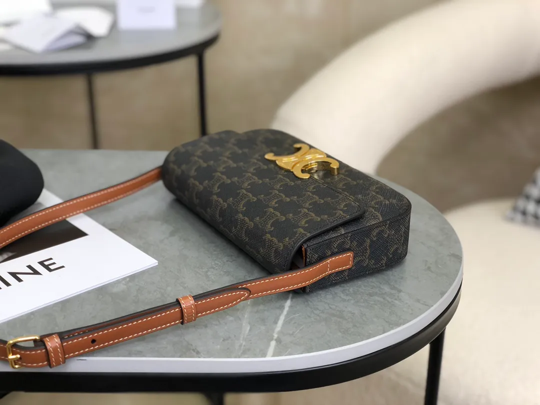 💰 1320 Top products in the market 𝗖𝗘𝗟𝗜𝗡𝗘 | 𝗧𝗿𝗶𝗼𝗺𝗽𝗵𝗲 𝗦𝗵𝗼𝘂𝗹𝗱𝗲𝗿 𝗕𝗮𝗴 Arc de Triomphe Armpit Bag〰️ 𝑐𝑒𝑙　𝑛𝑒’s classic presbyopia has never lost! This year I was hit by this old lady from the Arc de Triomphe again🔥. She debuted at No. 𝗖 and became the new favorite. She killed all her predecessors in an instant. I can’t wait to carry it every day! Full of high-end street style, it must be 𝗰𝗲𝗹𝗶𝗻𝗲 for girls❥ The short version raises the waistline and instantly enhances the temperament. It is very light and has enough capacity to hold essential supplies🌬 𝑠　𝑧𝑒: 𝟮𝟬*𝟭𝟬*𝟰𝒄𝒎 Model: 194142 / Presbyopic model