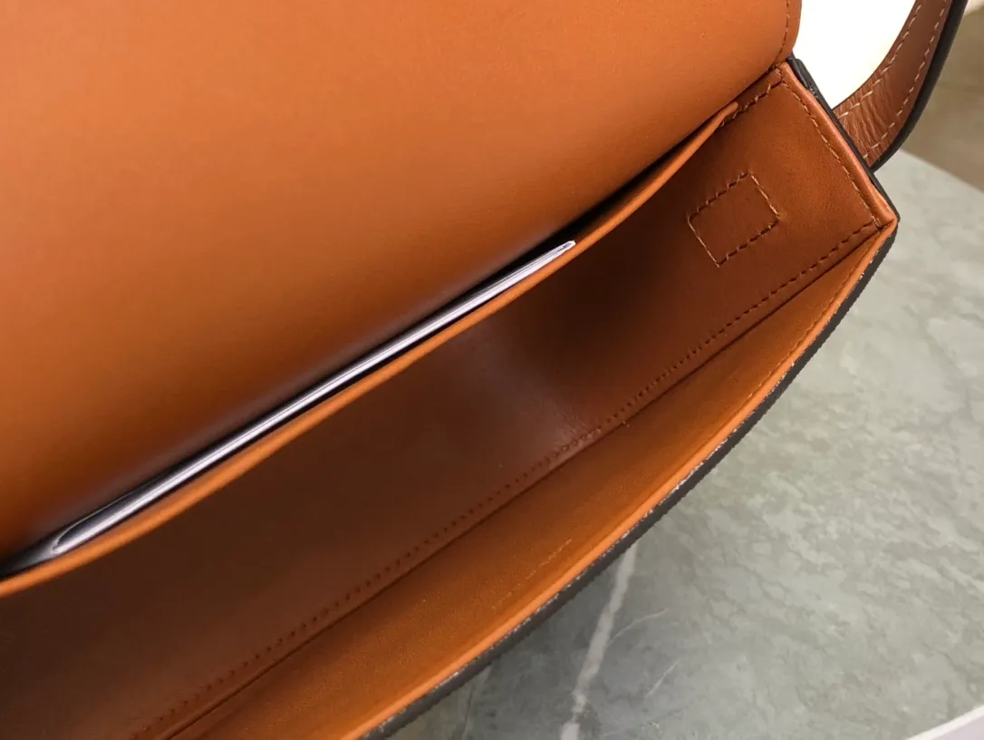 💰 1320 Top products in the market 𝗖𝗘𝗟𝗜𝗡𝗘 | 𝗧𝗿𝗶𝗼𝗺𝗽𝗵𝗲 𝗦𝗵𝗼𝘂𝗹𝗱𝗲𝗿 𝗕𝗮𝗴 Arc de Triomphe Armpit Bag〰️ 𝑐𝑒𝑙　𝑛𝑒’s classic presbyopia has never lost! This year I was hit by this old lady from the Arc de Triomphe again🔥. She debuted at No. 𝗖 and became the new favorite. She killed all her predecessors in an instant. I can’t wait to carry it every day! Full of high-end street style, it must be 𝗰𝗲𝗹𝗶𝗻𝗲 for girls❥ The short version raises the waistline and instantly enhances the temperament. It is very light and has enough capacity to hold essential supplies🌬 𝑠　𝑧𝑒: 𝟮𝟬*𝟭𝟬*𝟰𝒄𝒎 Model: 194142 / Presbyopic model