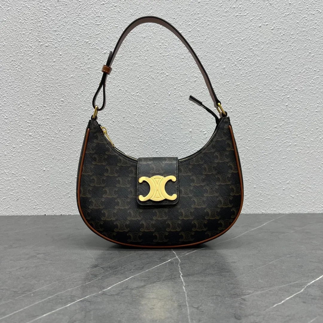 2023 new style💕TRIOMPHE CANVAS logo printed AVA armpit bag, cow leather edge, fabric lining, gold shoulder and handle, zipper closure, leather flap, with TRIOMPHE magnetic buckle 1 inner flat pocket Adjustable shoulder strap, minimum length 8 inches (22 cm), maximum length 9 inches (23 cm) No.: 114492BZJ.04LU Size: (23 X 13.5 X 6 cm)