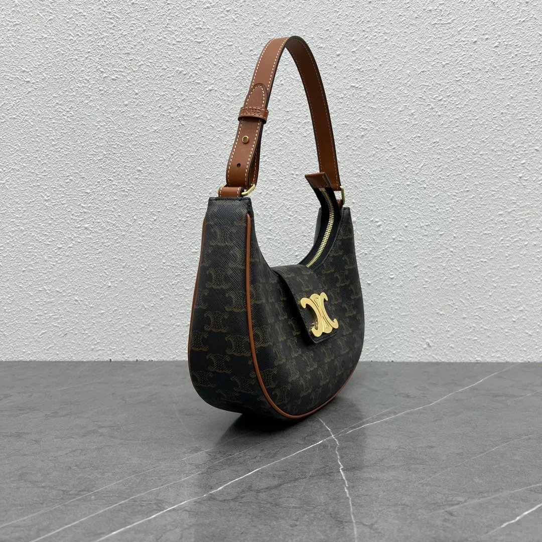 2023 new style💕TRIOMPHE CANVAS logo printed AVA armpit bag, cow leather edge, fabric lining, gold shoulder and handle, zipper closure, leather flap, with TRIOMPHE magnetic buckle 1 inner flat pocket Adjustable shoulder strap, minimum length 8 inches (22 cm), maximum length 9 inches (23 cm) No.: 114492BZJ.04LU Size: (23 X 13.5 X 6 cm)