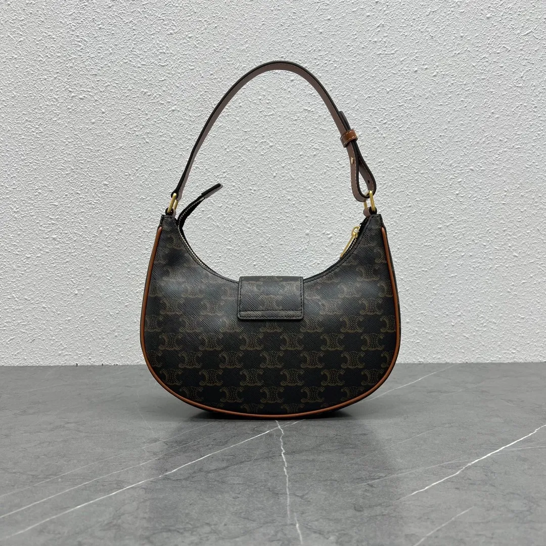 2023 new style💕TRIOMPHE CANVAS logo printed AVA armpit bag, cow leather edge, fabric lining, gold shoulder and handle, zipper closure, leather flap, with TRIOMPHE magnetic buckle 1 inner flat pocket Adjustable shoulder strap, minimum length 8 inches (22 cm), maximum length 9 inches (23 cm) No.: 114492BZJ.04LU Size: (23 X 13.5 X 6 cm)