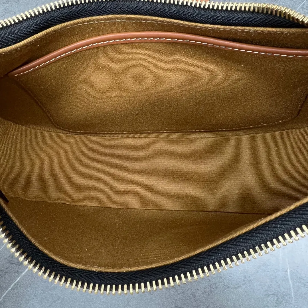 2023 new style💕TRIOMPHE CANVAS logo printed AVA armpit bag, cow leather edge, fabric lining, gold shoulder and handle, zipper closure, leather flap, with TRIOMPHE magnetic buckle 1 inner flat pocket Adjustable shoulder strap, minimum length 8 inches (22 cm), maximum length 9 inches (23 cm) No.: 114492BZJ.04LU Size: (23 X 13.5 X 6 cm)