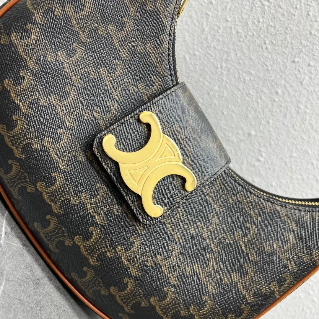 2023 new style💕TRIOMPHE CANVAS logo printed AVA armpit bag, cow leather edge, fabric lining, gold shoulder and handle, zipper closure, leather flap, with TRIOMPHE magnetic buckle 1 inner flat pocket Adjustable shoulder strap, minimum length 8 inches (22 cm), maximum length 9 inches (23 cm) No.: 114492BZJ.04LU Size: (23 X 13.5 X 6 cm)