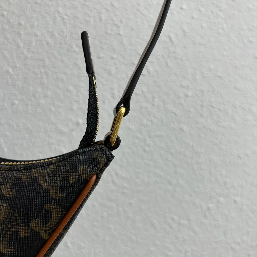 2023 new style💕TRIOMPHE CANVAS logo printed AVA armpit bag, cow leather edge, fabric lining, gold shoulder and handle, zipper closure, leather flap, with TRIOMPHE magnetic buckle 1 inner flat pocket Adjustable shoulder strap, minimum length 8 inches (22 cm), maximum length 9 inches (23 cm) No.: 114492BZJ.04LU Size: (23 X 13.5 X 6 cm)