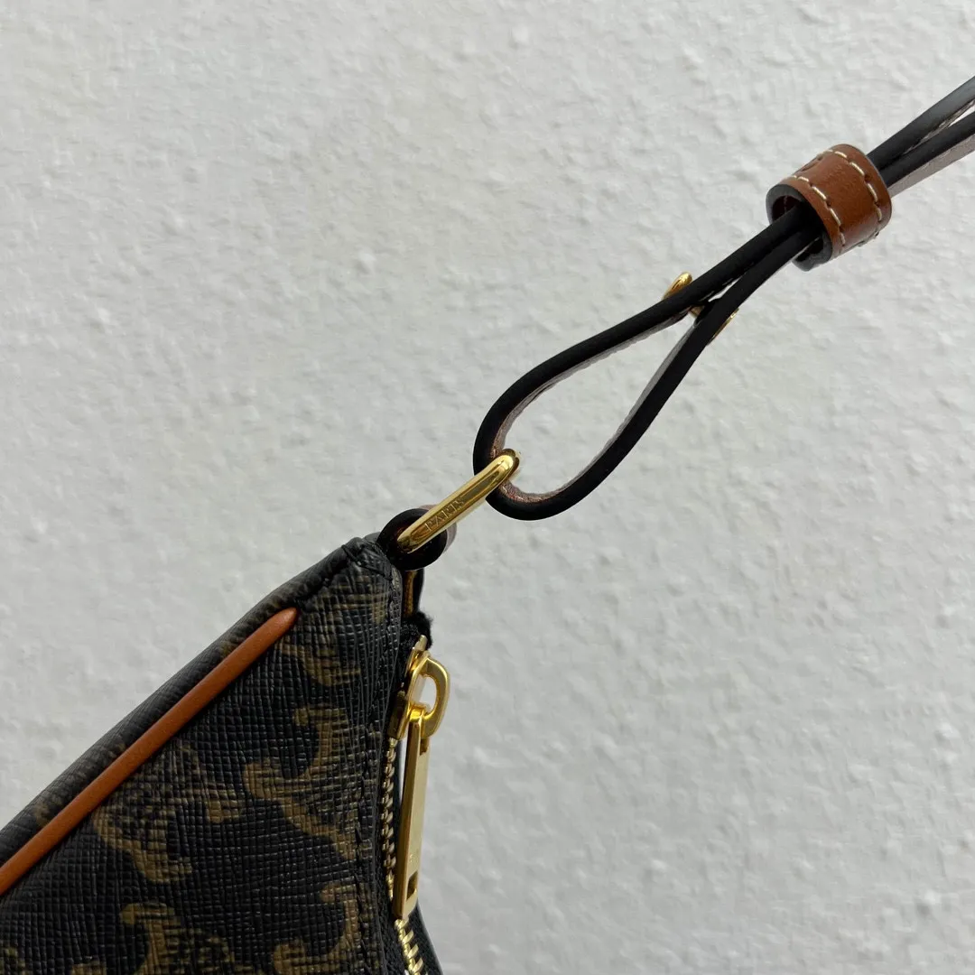2023 new style💕TRIOMPHE CANVAS logo printed AVA armpit bag, cow leather edge, fabric lining, gold shoulder and handle, zipper closure, leather flap, with TRIOMPHE magnetic buckle 1 inner flat pocket Adjustable shoulder strap, minimum length 8 inches (22 cm), maximum length 9 inches (23 cm) No.: 114492BZJ.04LU Size: (23 X 13.5 X 6 cm)