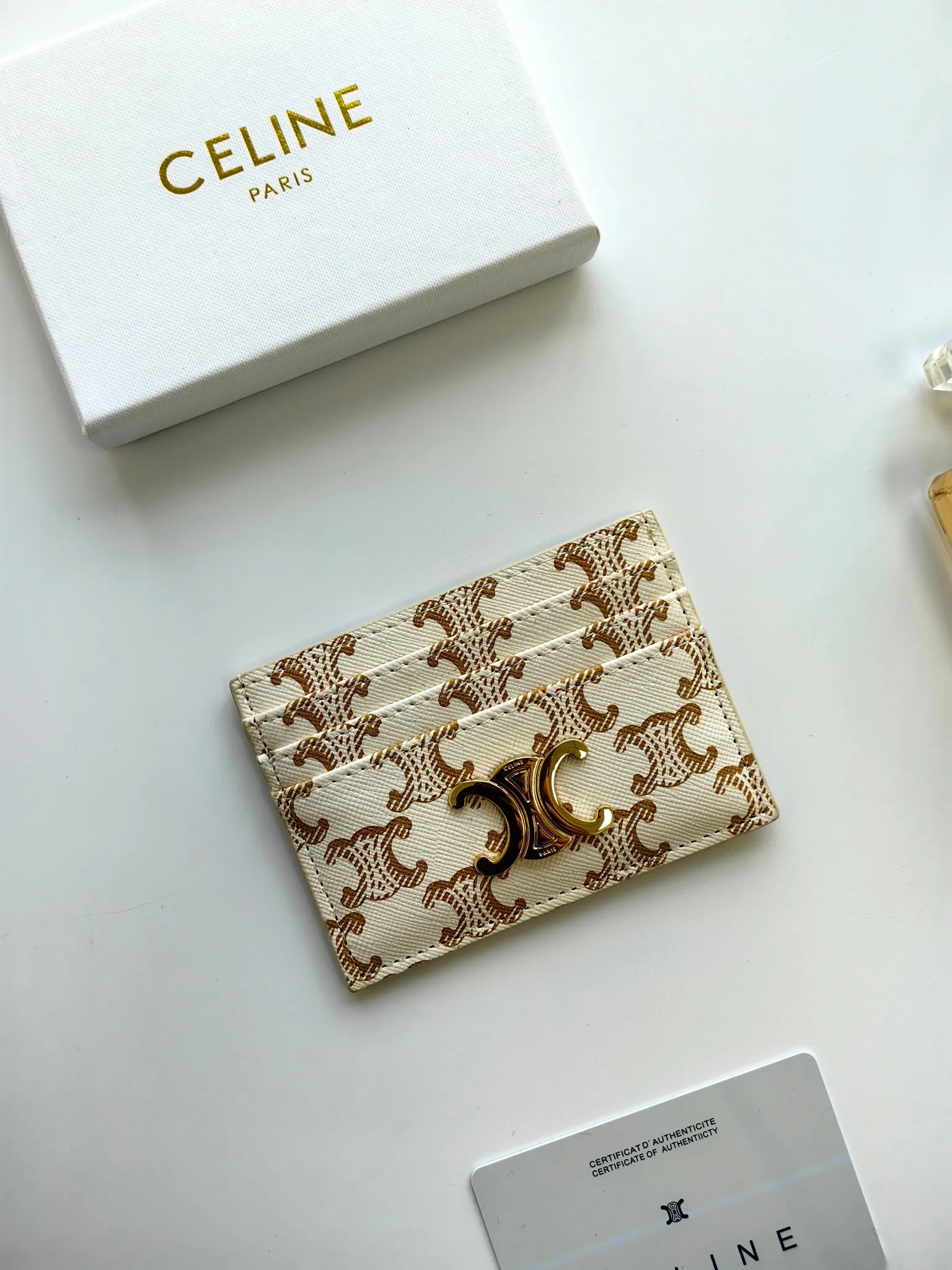 💰90💰CELINE's new embossed logo card holder, made of first-layer cowhide, two card slots + one middle pocket Style number: 10L833 Size: 10.5×7cm