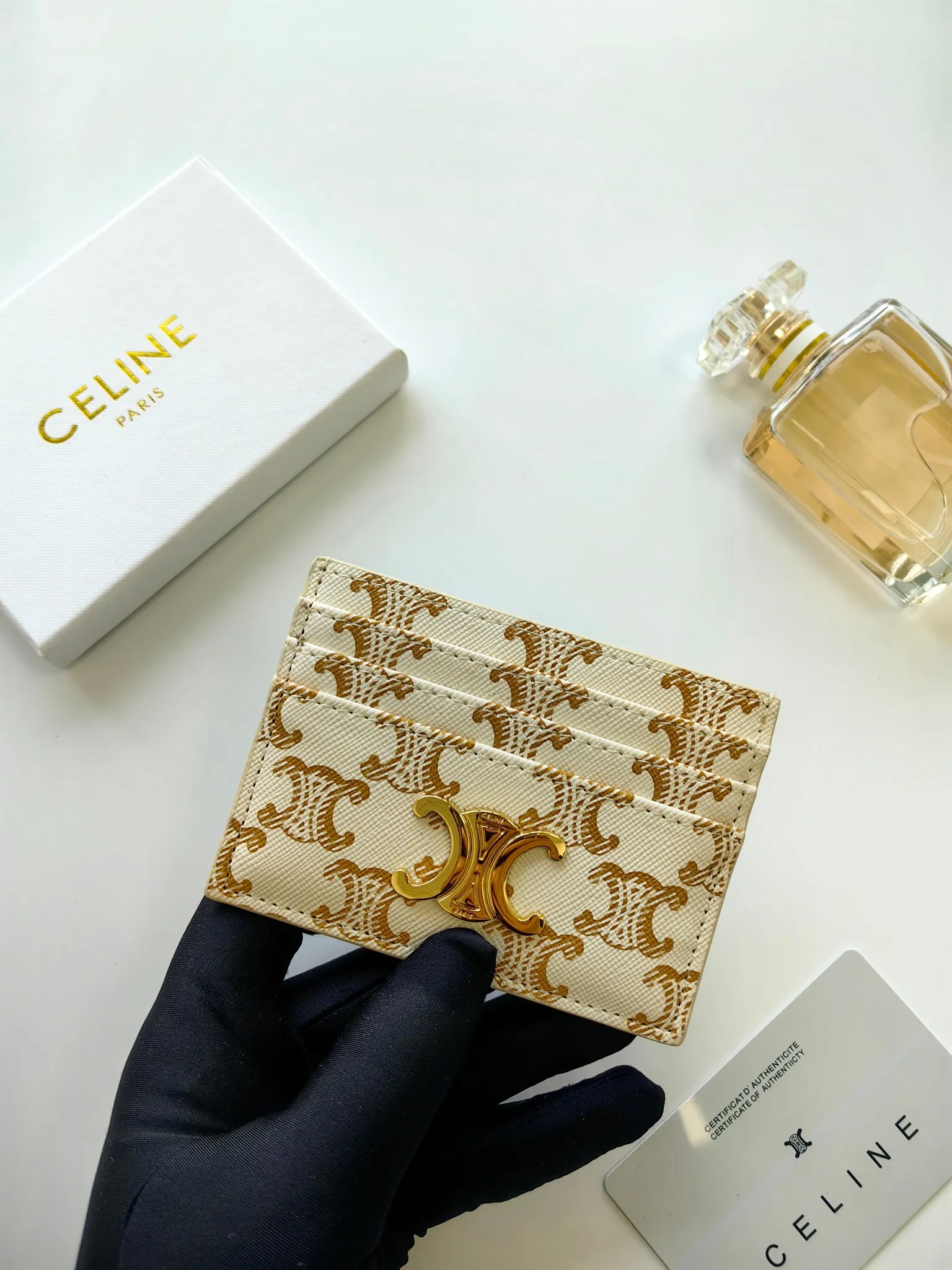 💰90💰CELINE's new embossed logo card holder, made of first-layer cowhide, two card slots + one middle pocket Style number: 10L833 Size: 10.5×7cm