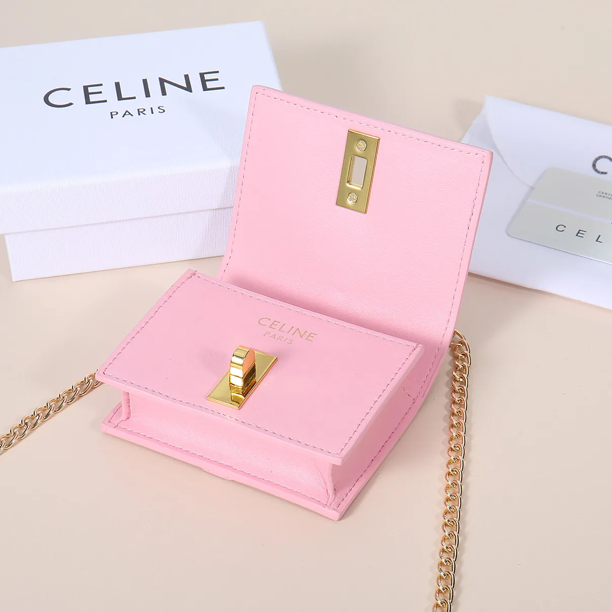 💰170, Celine's latest chain card holder, TRIOMPHE flip chain card holder, can be worn cross-body, classic cowhide with plain microfiber interior, rotating lock closure, 1 thickened main compartment, 2 inner card slots. No.: 10M472 Size: 10.5x8.5x3 cm