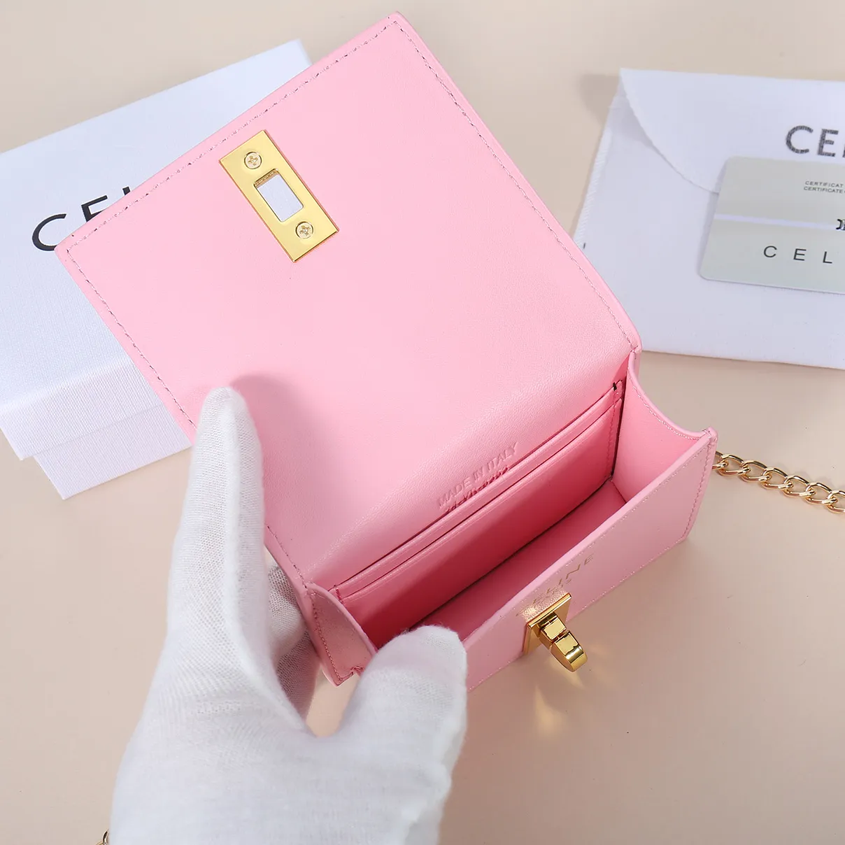 💰170, Celine's latest chain card holder, TRIOMPHE flip chain card holder, can be worn cross-body, classic cowhide with plain microfiber interior, rotating lock closure, 1 thickened main compartment, 2 inner card slots. No.: 10M472 Size: 10.5x8.5x3 cm