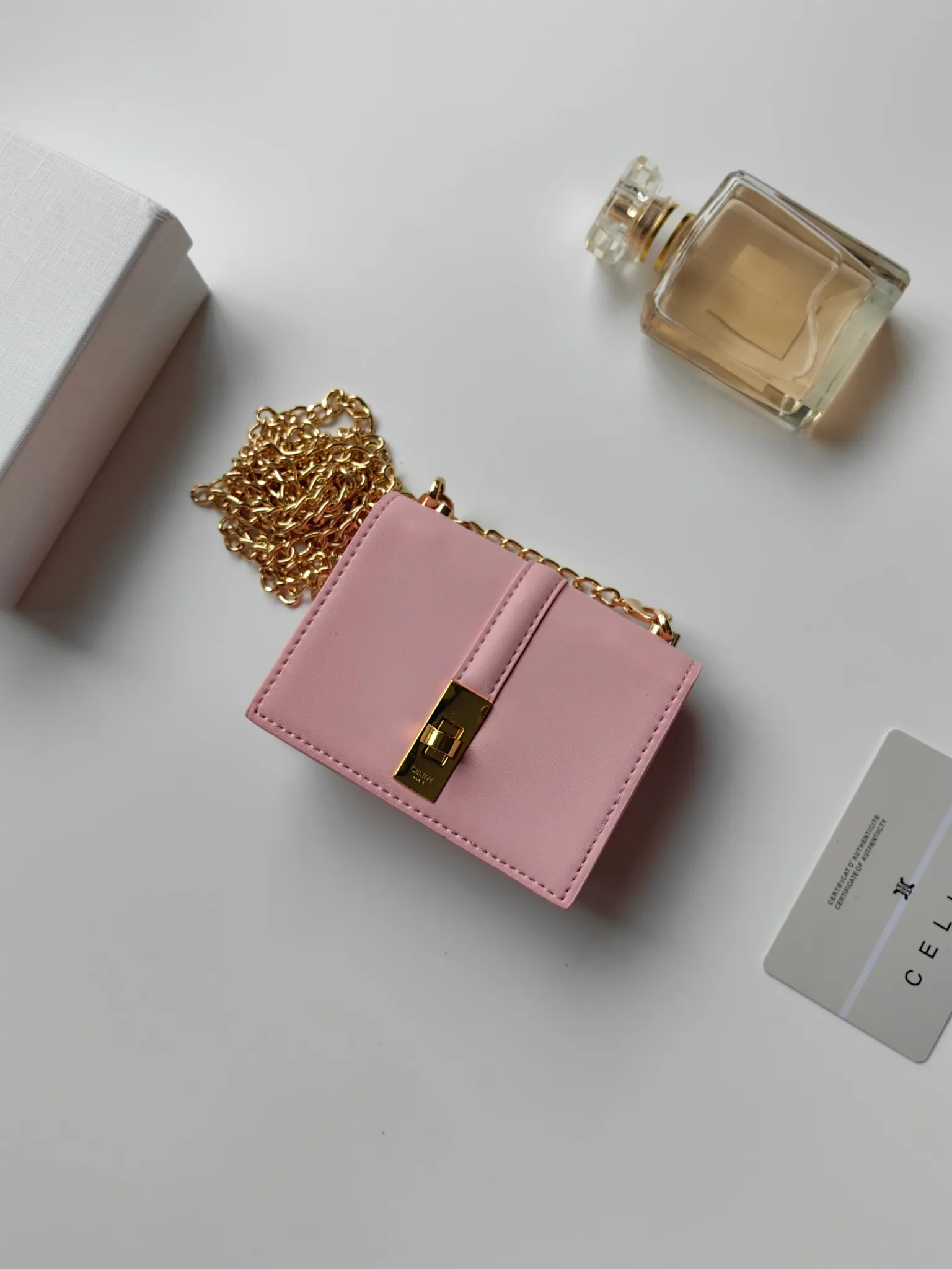 💰140 Celine's latest chain card holder, TRIOMPHE flip chain card holder, can be worn cross-body, classic pattern with plain microfiber interior, rotating lock closure, 1 thickened main compartment, 2 inner card slots. No.: 10M472 Size: 10.5x8.5x3 cm