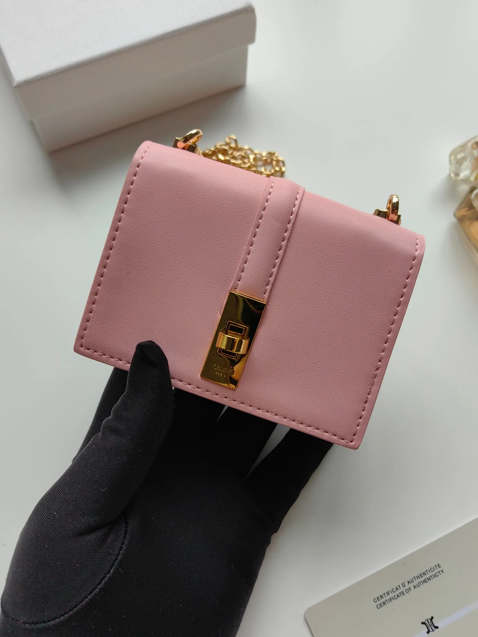 💰140 Celine's latest chain card holder, TRIOMPHE flip chain card holder, can be worn cross-body, classic pattern with plain microfiber interior, rotating lock closure, 1 thickened main compartment, 2 inner card slots. No.: 10M472 Size: 10.5x8.5x3 cm