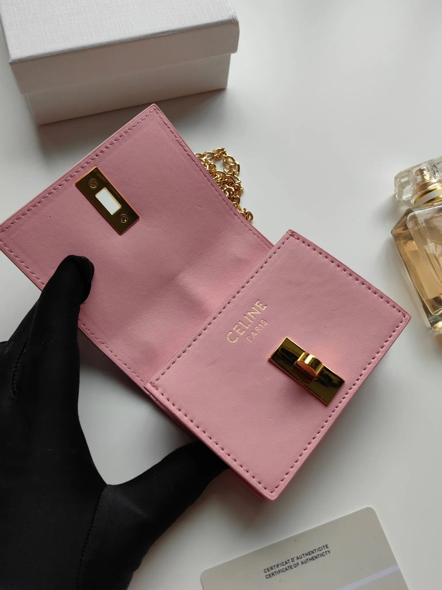 💰140 Celine's latest chain card holder, TRIOMPHE flip chain card holder, can be worn cross-body, classic pattern with plain microfiber interior, rotating lock closure, 1 thickened main compartment, 2 inner card slots. No.: 10M472 Size: 10.5x8.5x3 cm