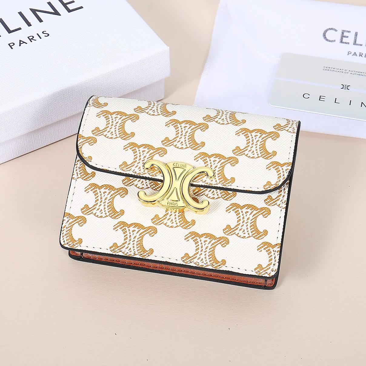 💰130, Celine's new card holder, TRIOMPHE business card holder, classic pattern large surface with plain microfiber interior, gold finish TRIOMPHE metal snap closure, 1 thickened main compartment, 3 inner card slots. No.: 10N063 Size: 10.5x8.5x3 cm