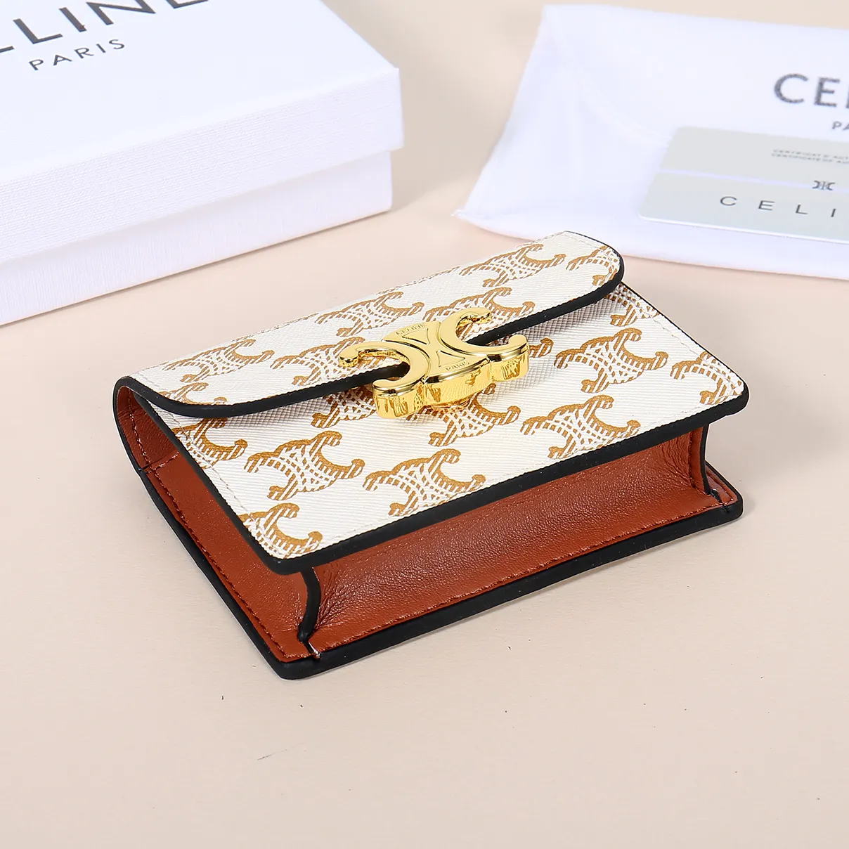 💰130, Celine's new card holder, TRIOMPHE business card holder, classic pattern large surface with plain microfiber interior, gold finish TRIOMPHE metal snap closure, 1 thickened main compartment, 3 inner card slots. No.: 10N063 Size: 10.5x8.5x3 cm