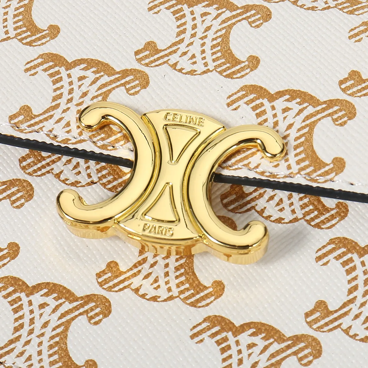 💰130, Celine's new card holder, TRIOMPHE business card holder, classic pattern large surface with plain microfiber interior, gold finish TRIOMPHE metal snap closure, 1 thickened main compartment, 3 inner card slots. No.: 10N063 Size: 10.5x8.5x3 cm