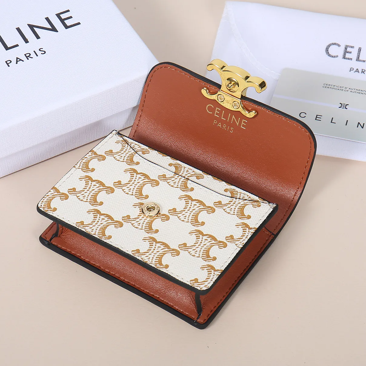 💰130, Celine's new card holder, TRIOMPHE business card holder, classic pattern large surface with plain microfiber interior, gold finish TRIOMPHE metal snap closure, 1 thickened main compartment, 3 inner card slots. No.: 10N063 Size: 10.5x8.5x3 cm