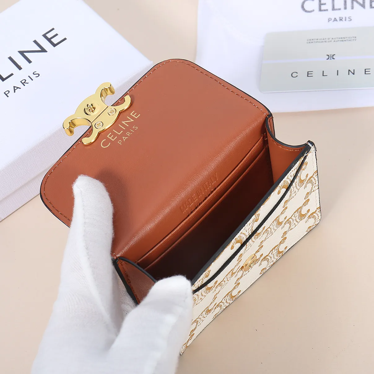 💰130, Celine's new card holder, TRIOMPHE business card holder, classic pattern large surface with plain microfiber interior, gold finish TRIOMPHE metal snap closure, 1 thickened main compartment, 3 inner card slots. No.: 10N063 Size: 10.5x8.5x3 cm