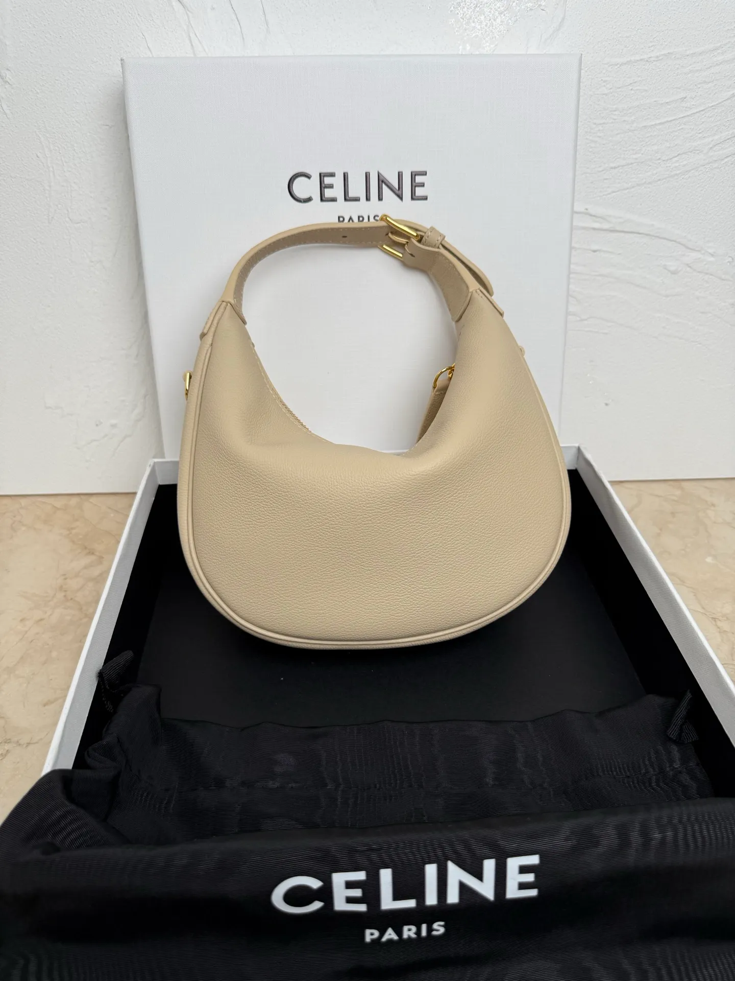 p1460 new product online 🅰️🅰️ CE new LuLu bag This time CE’s new LuLu bag is really stunning. I was struck by this crescent bag at first glance. It has a sense of high-end. The body of the bag is made of soft calfskin and feels like rua clouds. The hardware is all old and retro style. When paired with it, the temperament takes off. The most amazing thing is this bag shape! It can be salty, sweet, commuting, dating, cross-body, or one-shoulder. They are all very beautiful, and the capacity is completely sufficient for daily use. Paired with a coat, it looks like a lady, and paired with a sweater, it is very casual and casual. It is really versatile! ♻️ Style number: 119599 Color: White Size: 22x15x5cm