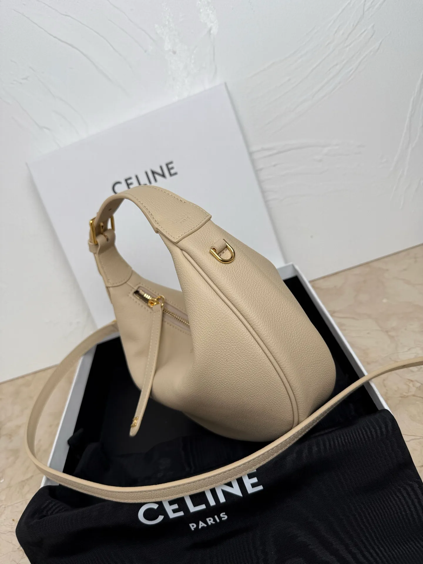 p1460 new product online 🅰️🅰️ CE new LuLu bag This time CE’s new LuLu bag is really stunning. I was struck by this crescent bag at first glance. It has a sense of high-end. The body of the bag is made of soft calfskin and feels like rua clouds. The hardware is all old and retro style. When paired with it, the temperament takes off. The most amazing thing is this bag shape! It can be salty, sweet, commuting, dating, cross-body, or one-shoulder. They are all very beautiful, and the capacity is completely sufficient for daily use. Paired with a coat, it looks like a lady, and paired with a sweater, it is very casual and casual. It is really versatile! ♻️ Style number: 119599 Color: White Size: 22x15x5cm