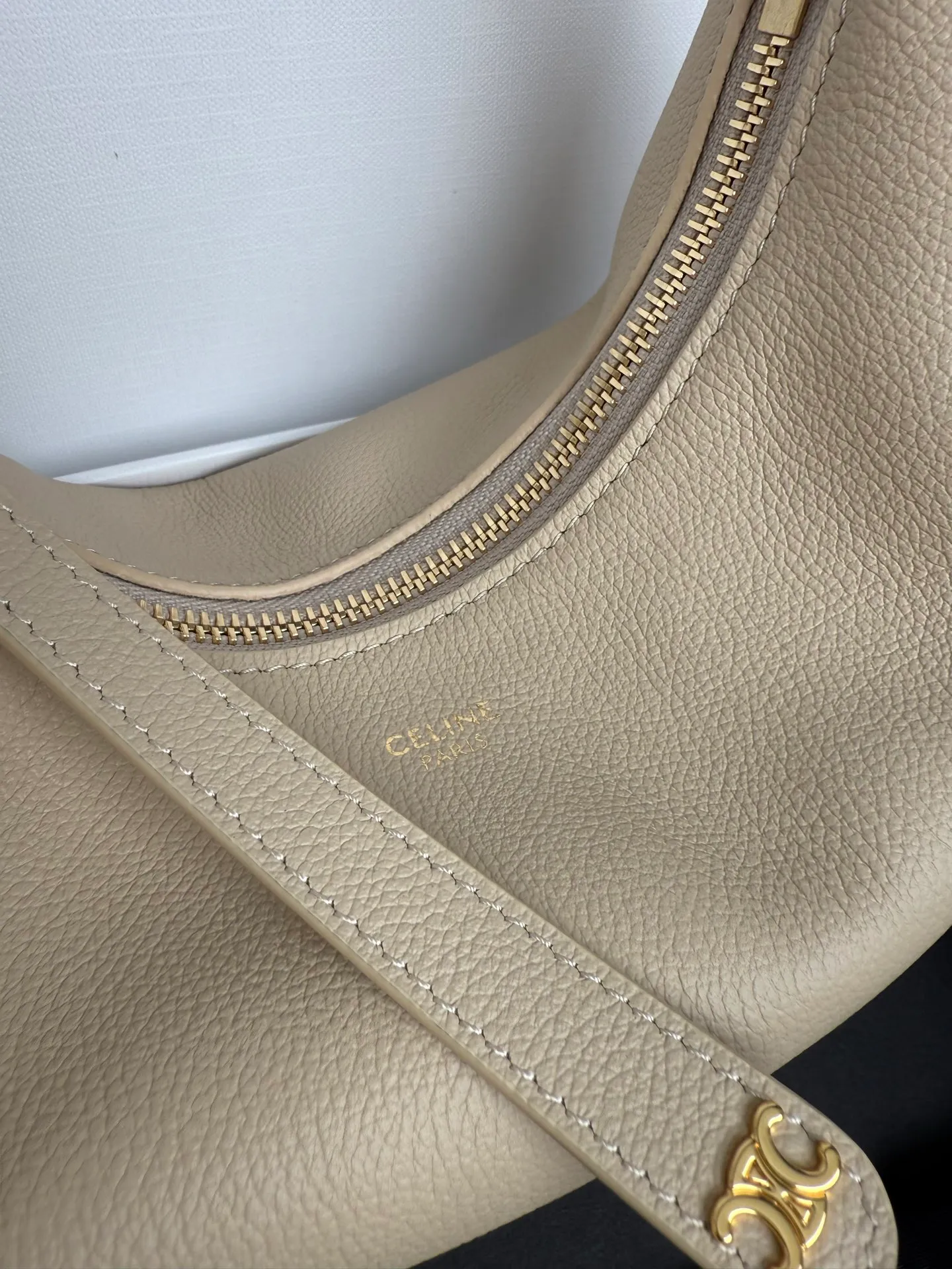 p1460 new product online 🅰️🅰️ CE new LuLu bag This time CE’s new LuLu bag is really stunning. I was struck by this crescent bag at first glance. It has a sense of high-end. The body of the bag is made of soft calfskin and feels like rua clouds. The hardware is all old and retro style. When paired with it, the temperament takes off. The most amazing thing is this bag shape! It can be salty, sweet, commuting, dating, cross-body, or one-shoulder. They are all very beautiful, and the capacity is completely sufficient for daily use. Paired with a coat, it looks like a lady, and paired with a sweater, it is very casual and casual. It is really versatile! ♻️ Style number: 119599 Color: White Size: 22x15x5cm