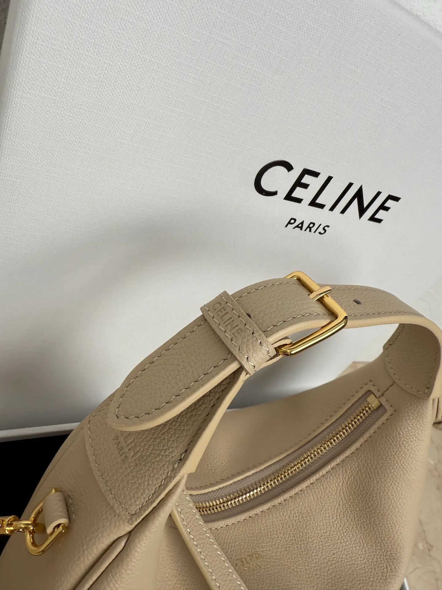 p1460 new product online 🅰️🅰️ CE new LuLu bag This time CE’s new LuLu bag is really stunning. I was struck by this crescent bag at first glance. It has a sense of high-end. The body of the bag is made of soft calfskin and feels like rua clouds. The hardware is all old and retro style. When paired with it, the temperament takes off. The most amazing thing is this bag shape! It can be salty, sweet, commuting, dating, cross-body, or one-shoulder. They are all very beautiful, and the capacity is completely sufficient for daily use. Paired with a coat, it looks like a lady, and paired with a sweater, it is very casual and casual. It is really versatile! ♻️ Style number: 119599 Color: White Size: 22x15x5cm